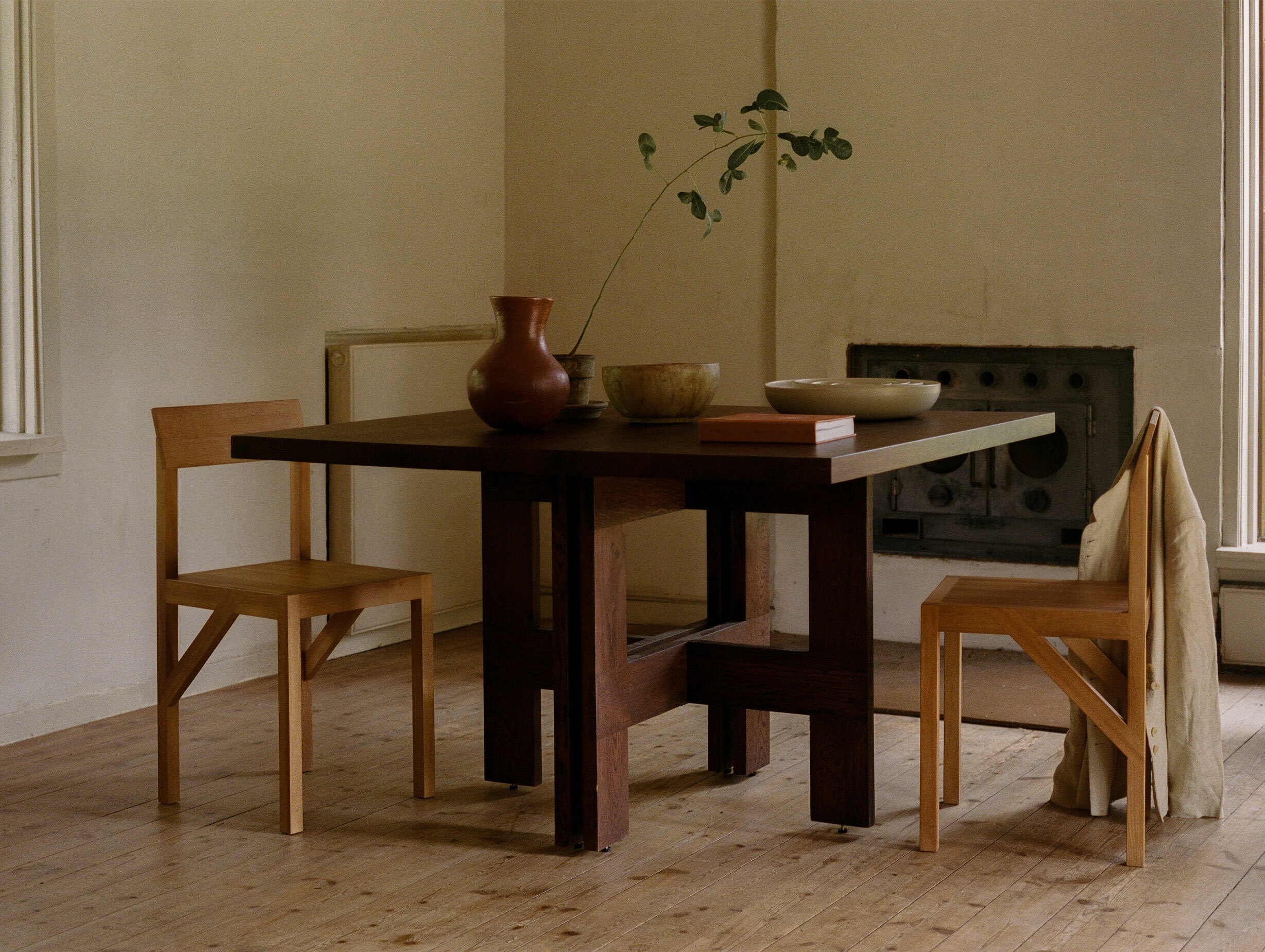 Frama bracket chair warm brown story 1