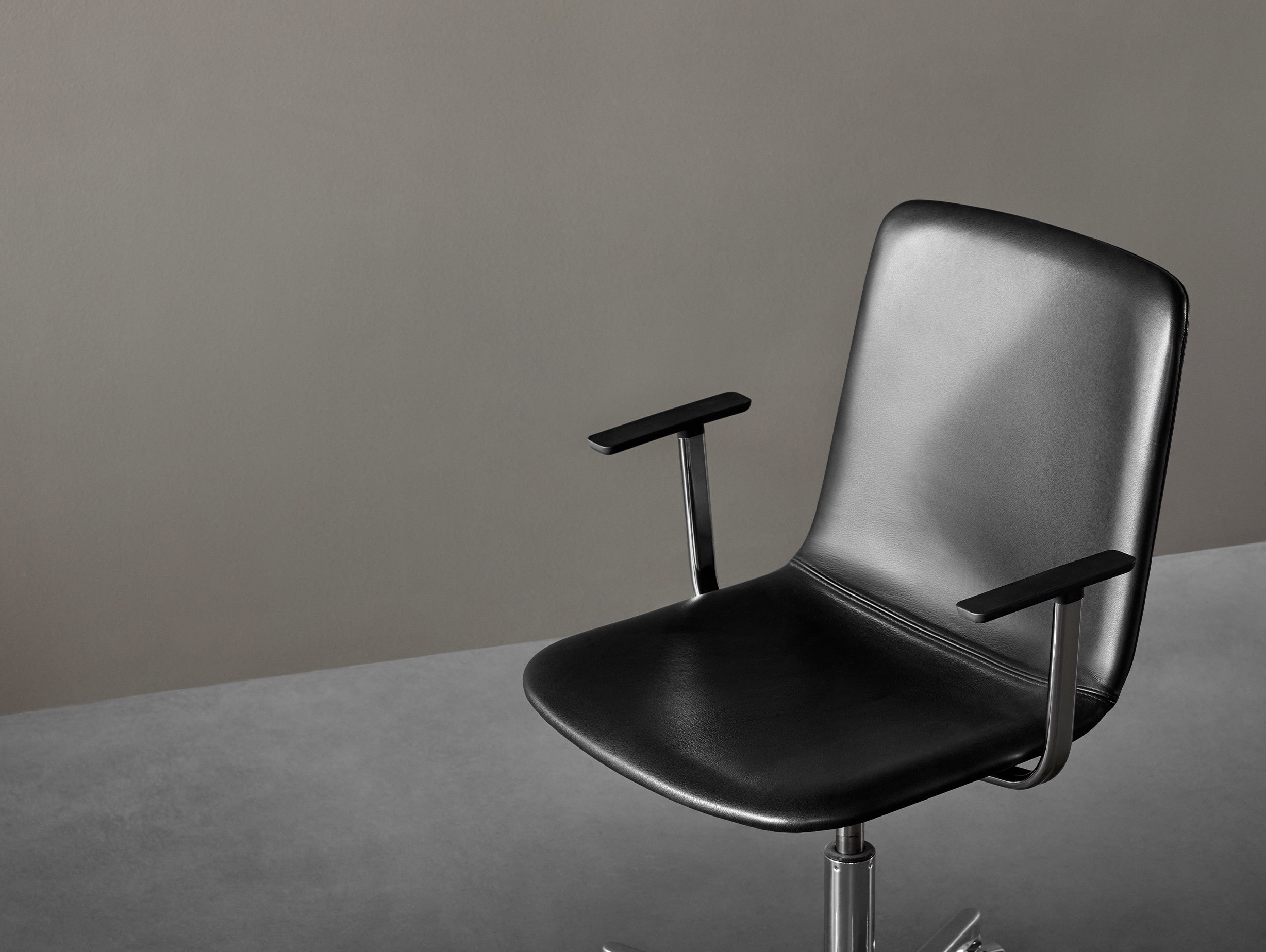 Fredericia pato chair swivel castor base lifestyle 1