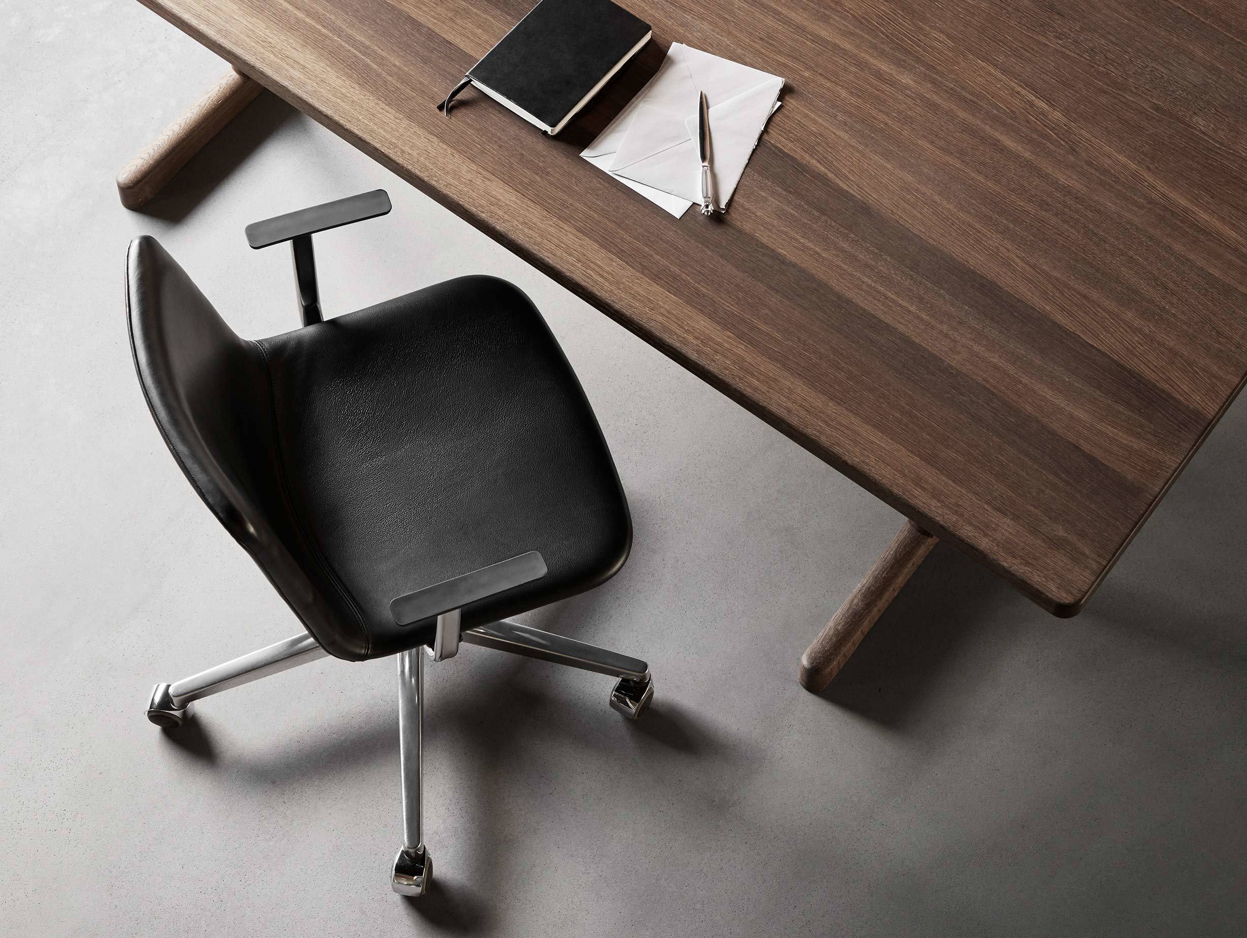 Fredericia pato chair swivel castor base lifestyle 2