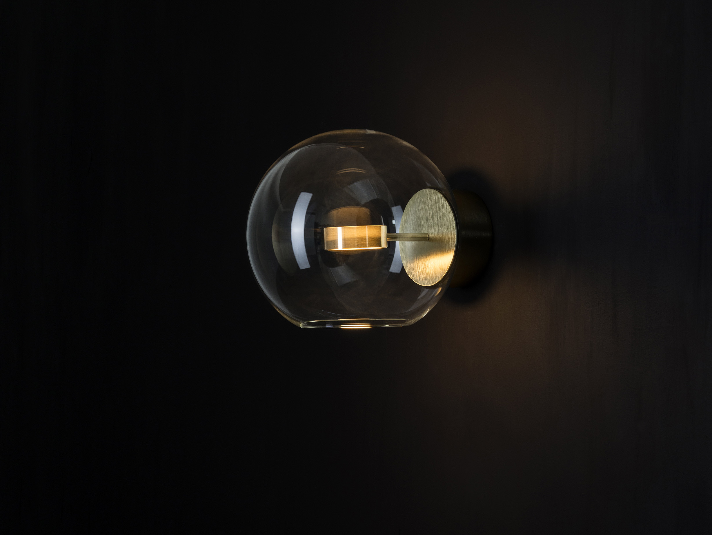 Giopato coombes soffio wall light brass lifestyle2