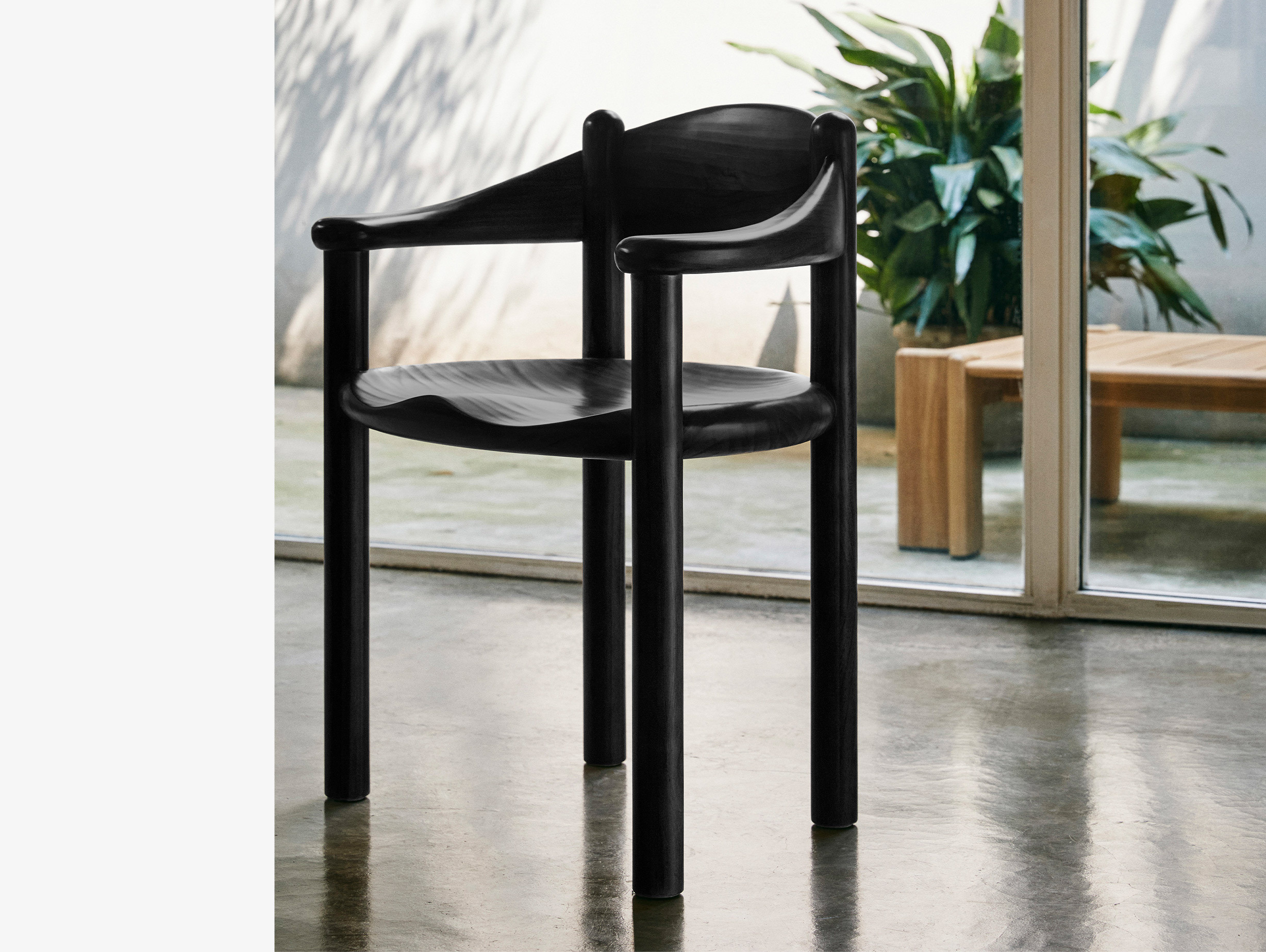Gubi rainer daumiller daumiller armchair black pine lifestyle2