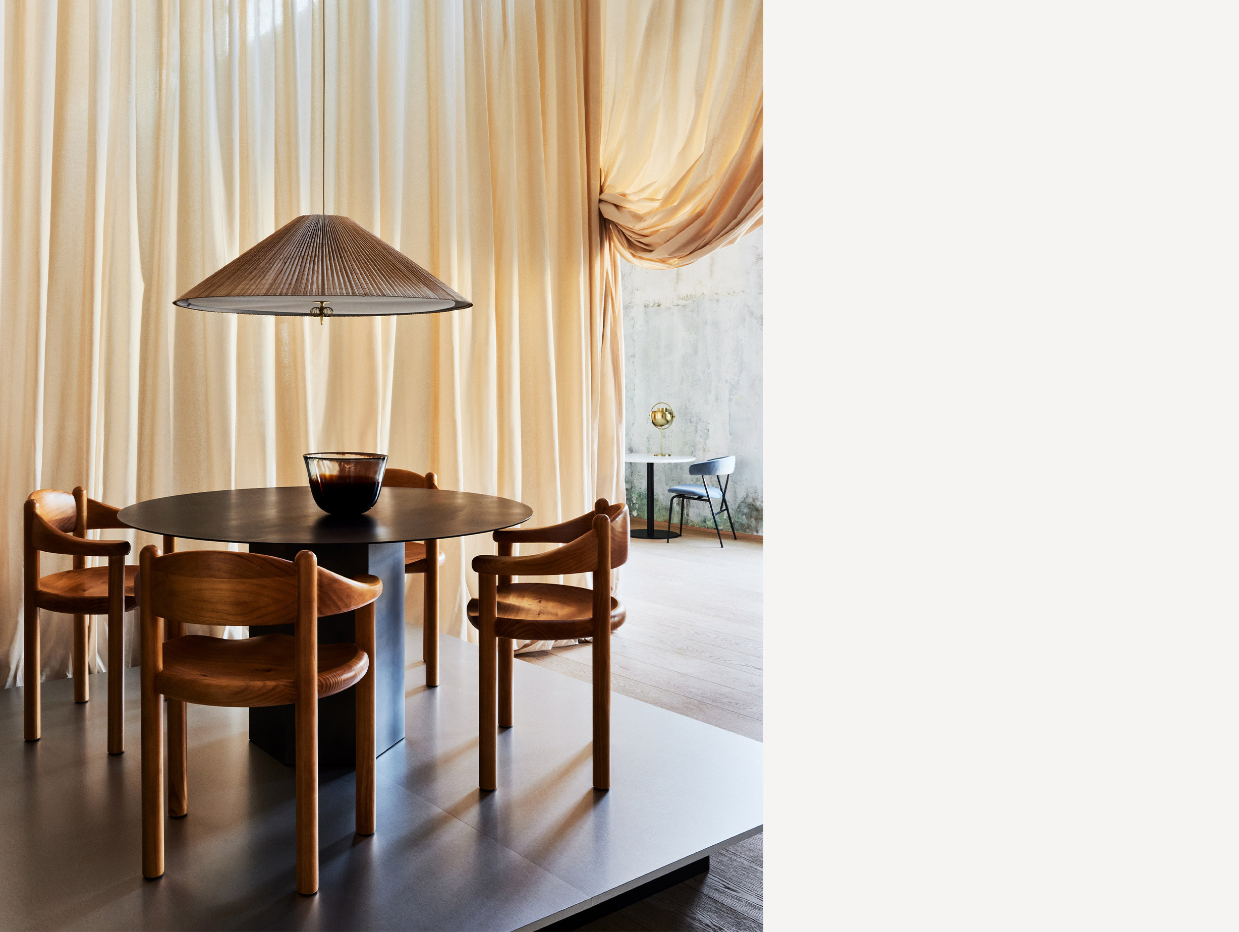 Gubi rainer daumiller daumiller armchair golden pine lifestyle2