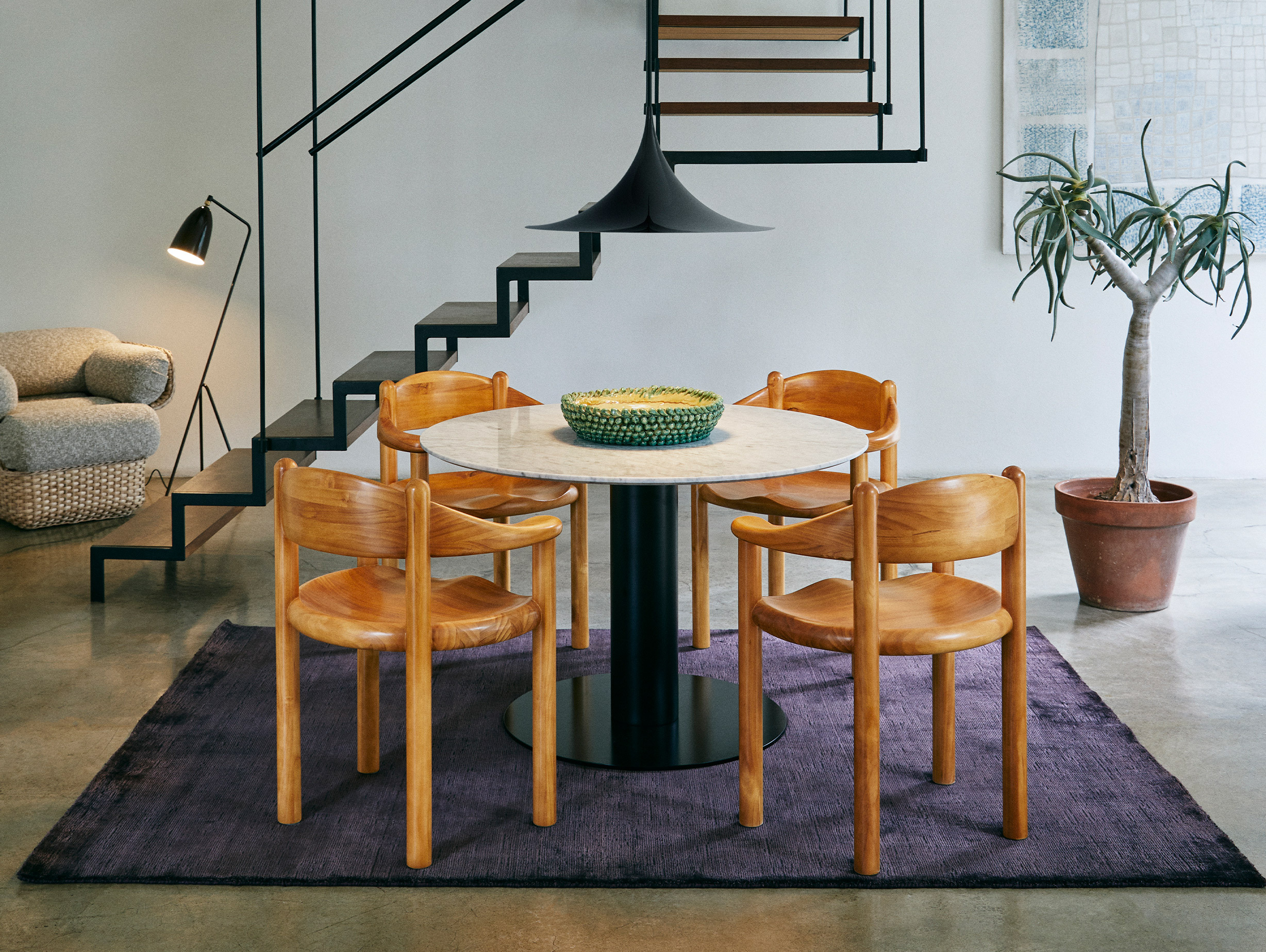 Gubi rainer daumiller daumiller armchair golden pine lifestyle4