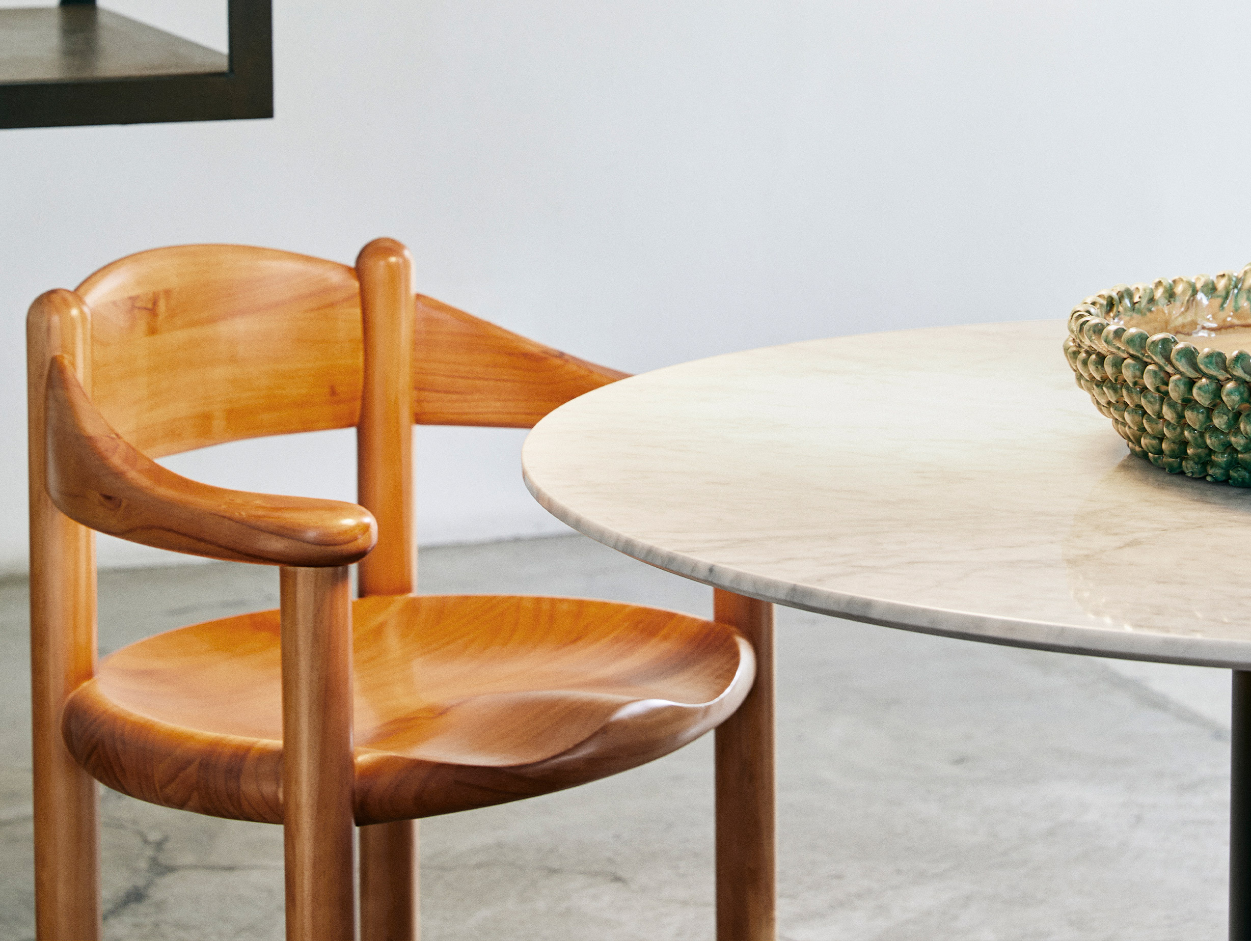 Gubi rainer daumiller daumiller armchair golden pine lifestyle5