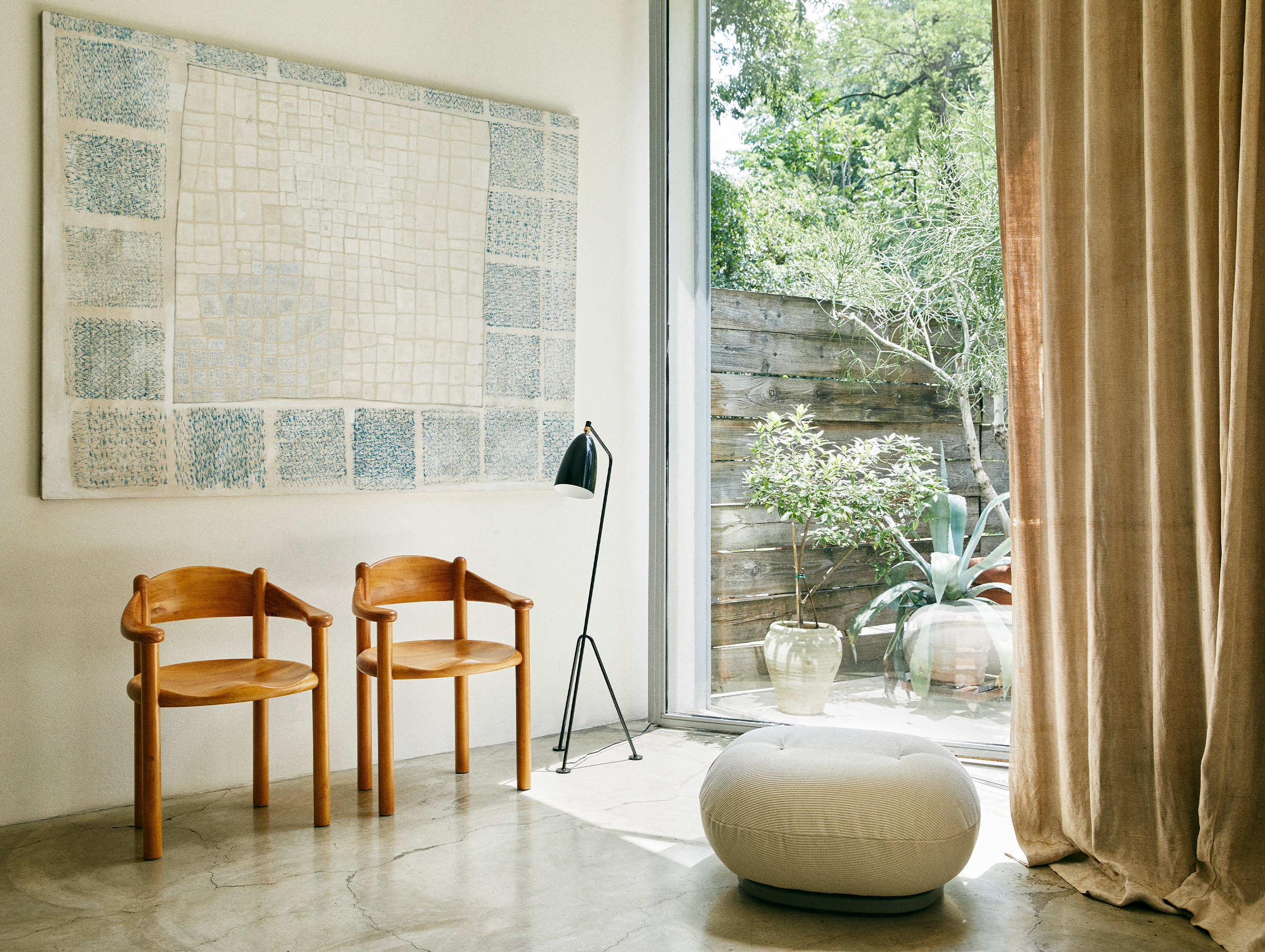 Gubi rainer daumiller daumiller armchair golden pine lifestyle6