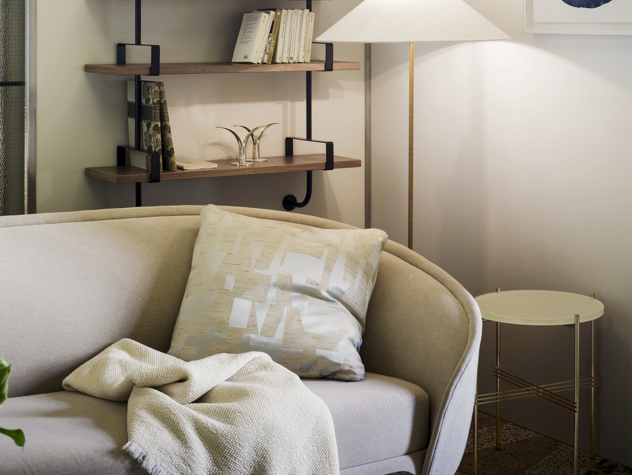 Gubi revers sofa lifestyle4