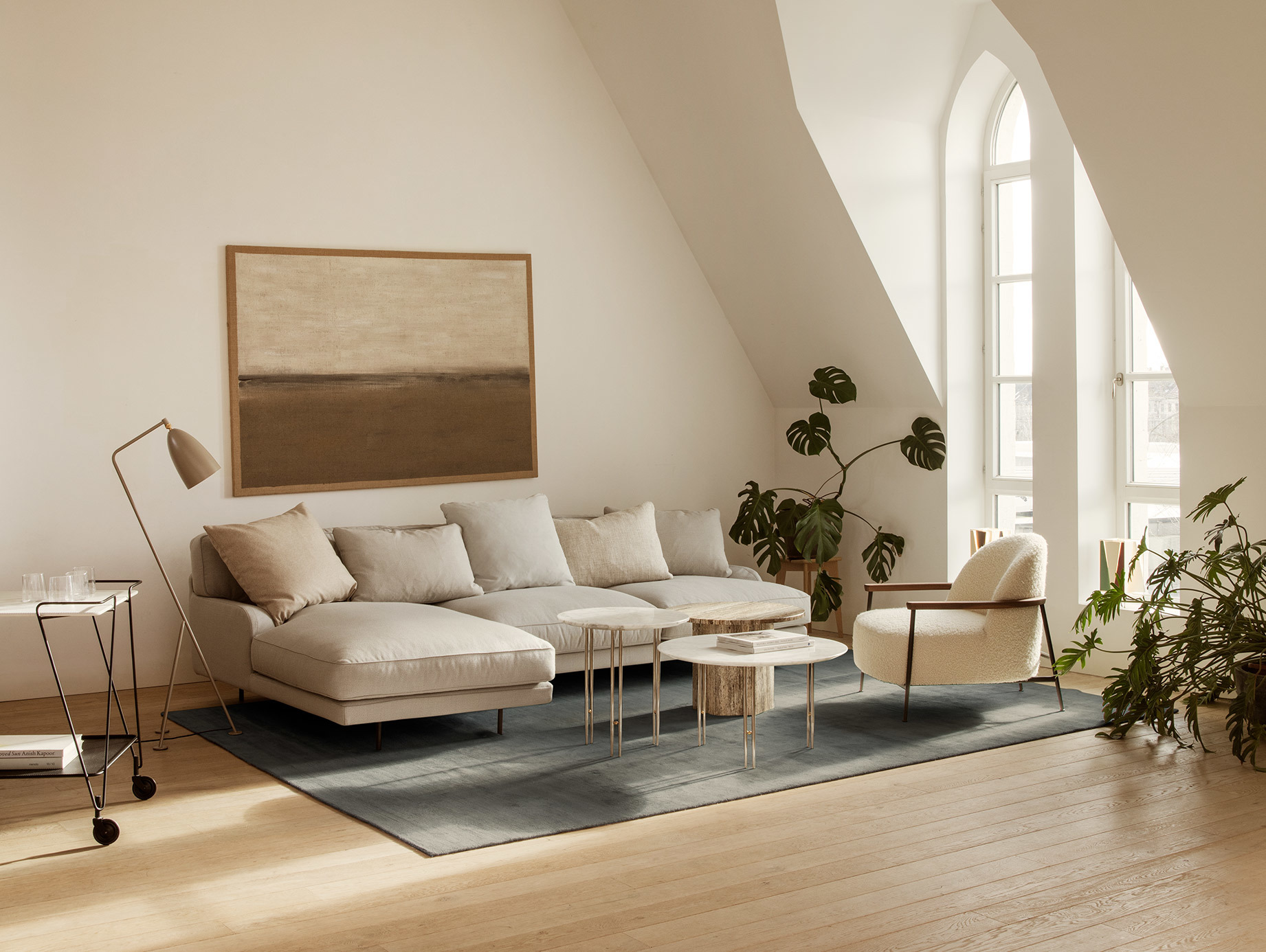 Gubi flaneur sofa lifestyle 1