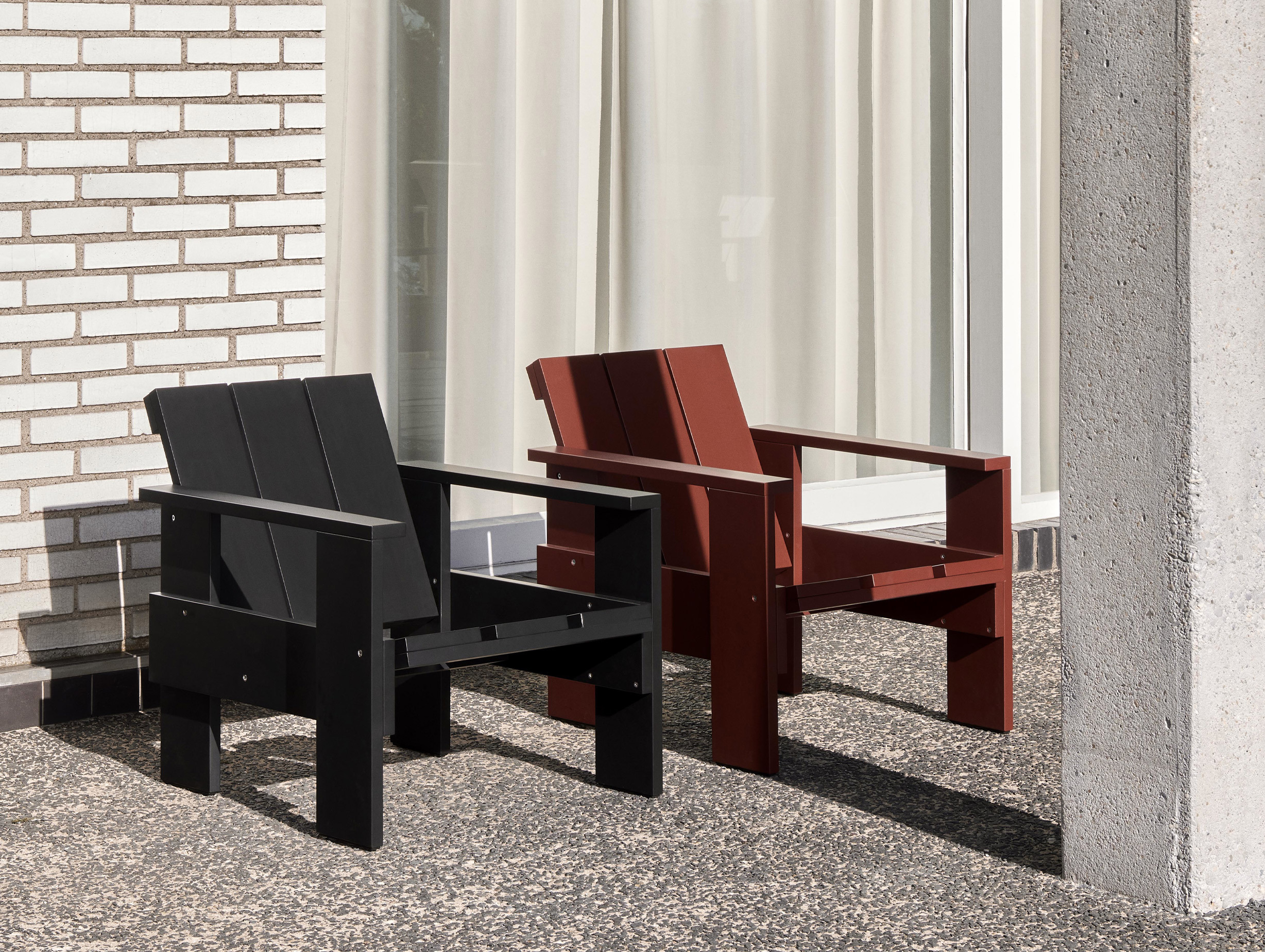 Hay crate outdoor lounge chair lifestyle 1