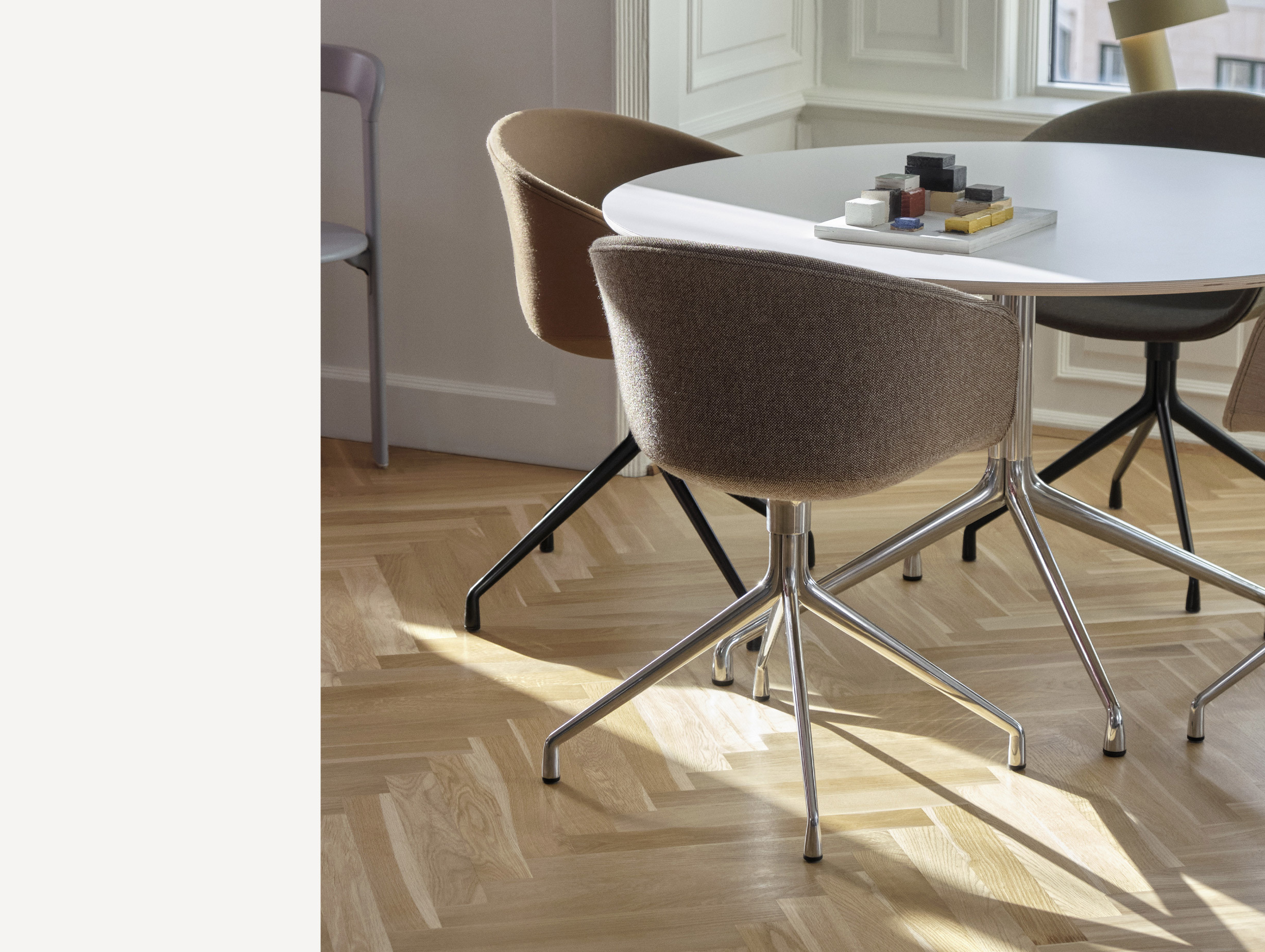 Hay hee welling aac21 swivel chair lifetyle4