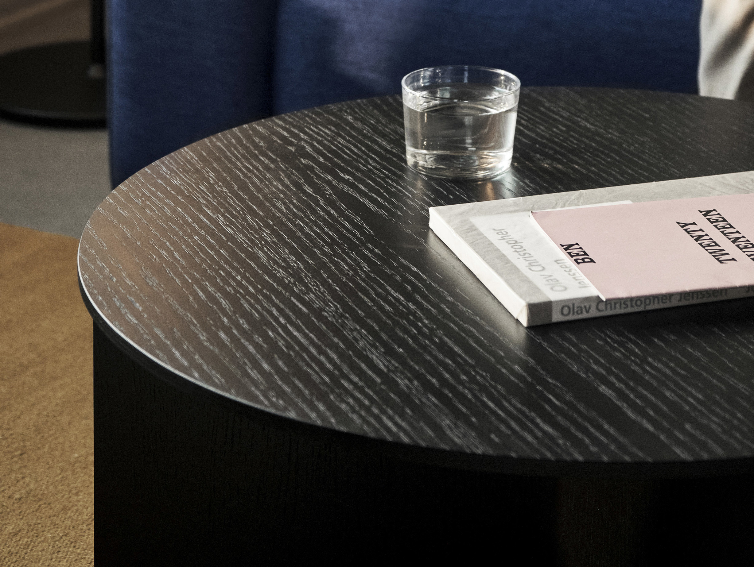 Hay slit table wood lifestyle 9