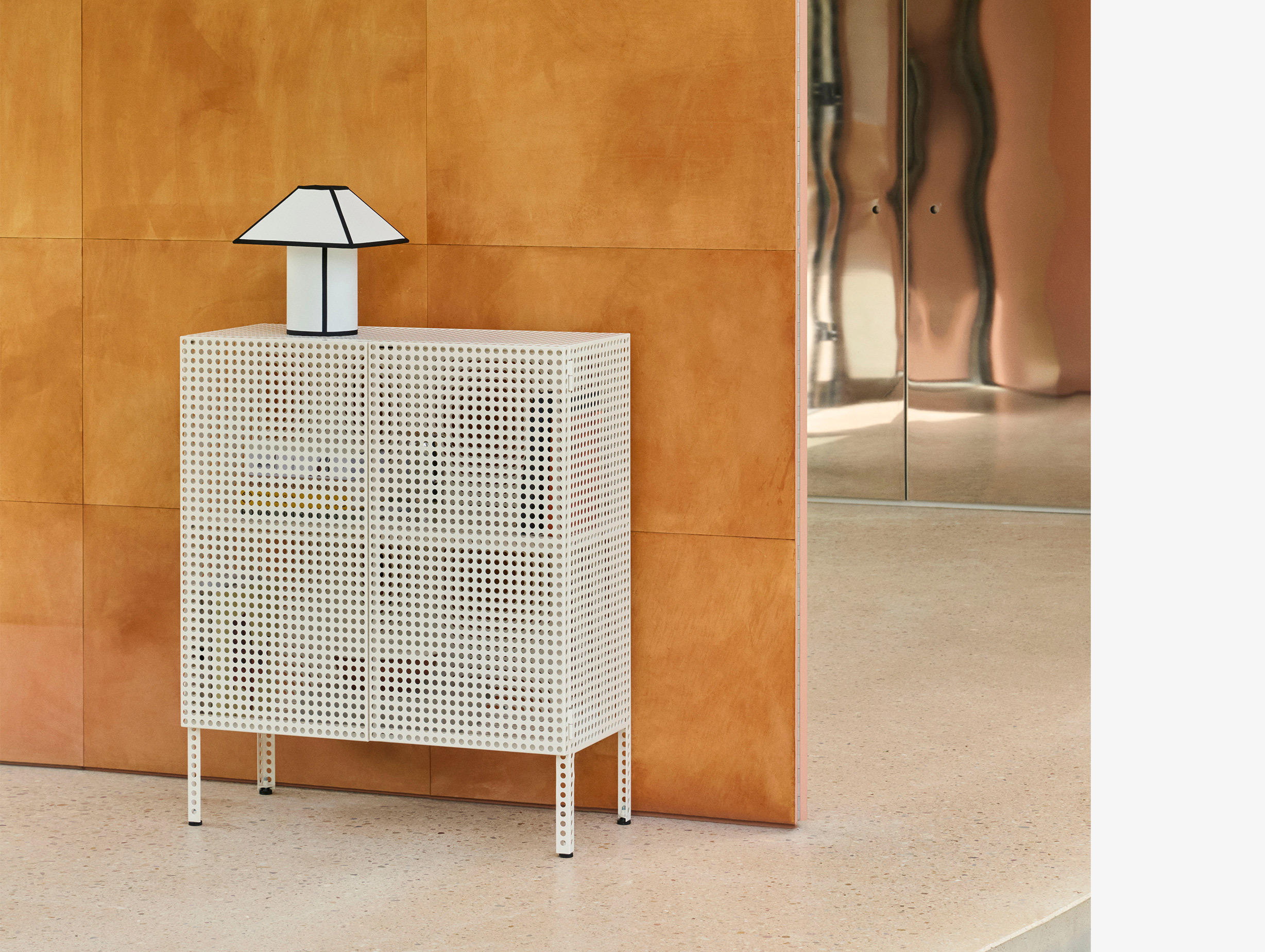 Hay ana kras ava pyramid table lamp lifestyle2