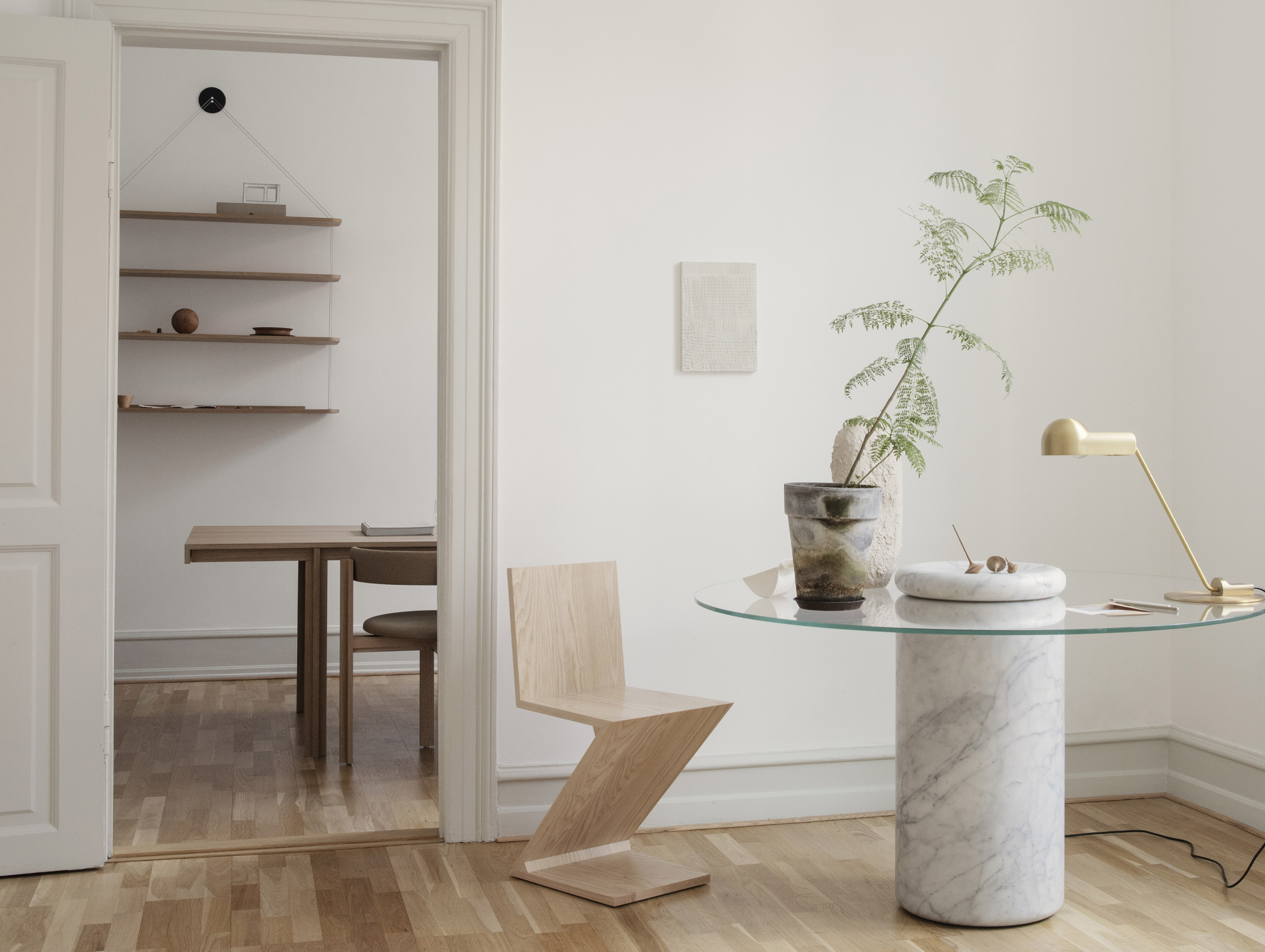 Karakter liberia pensile wire bookcase lifestyle3