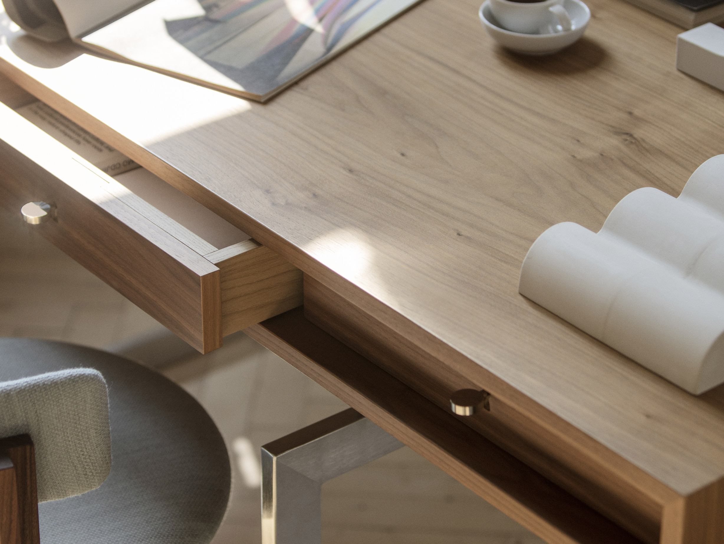 Karakter office desk lifestyle3