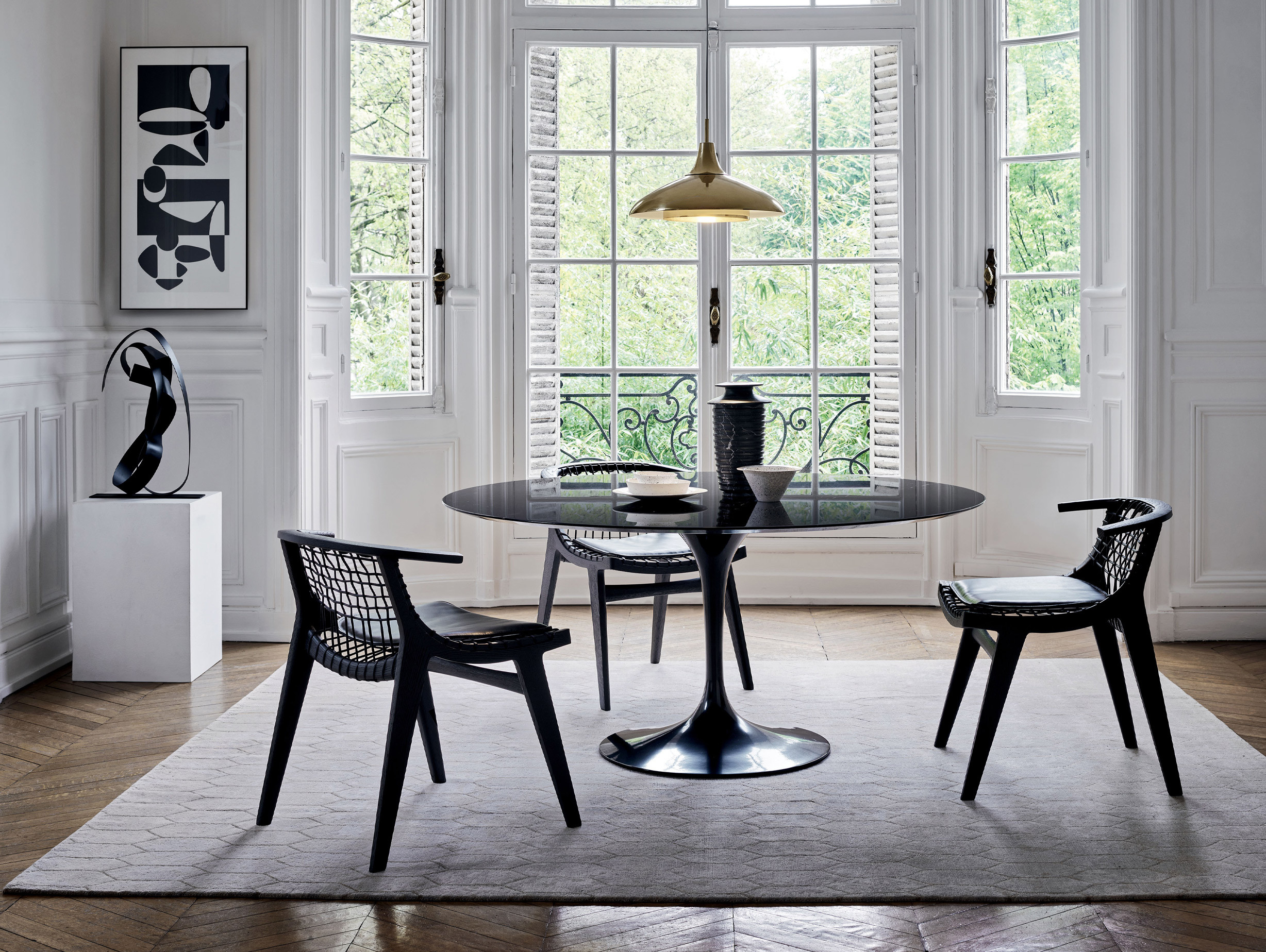 Knoll eero saarinen round dining table lifestyle