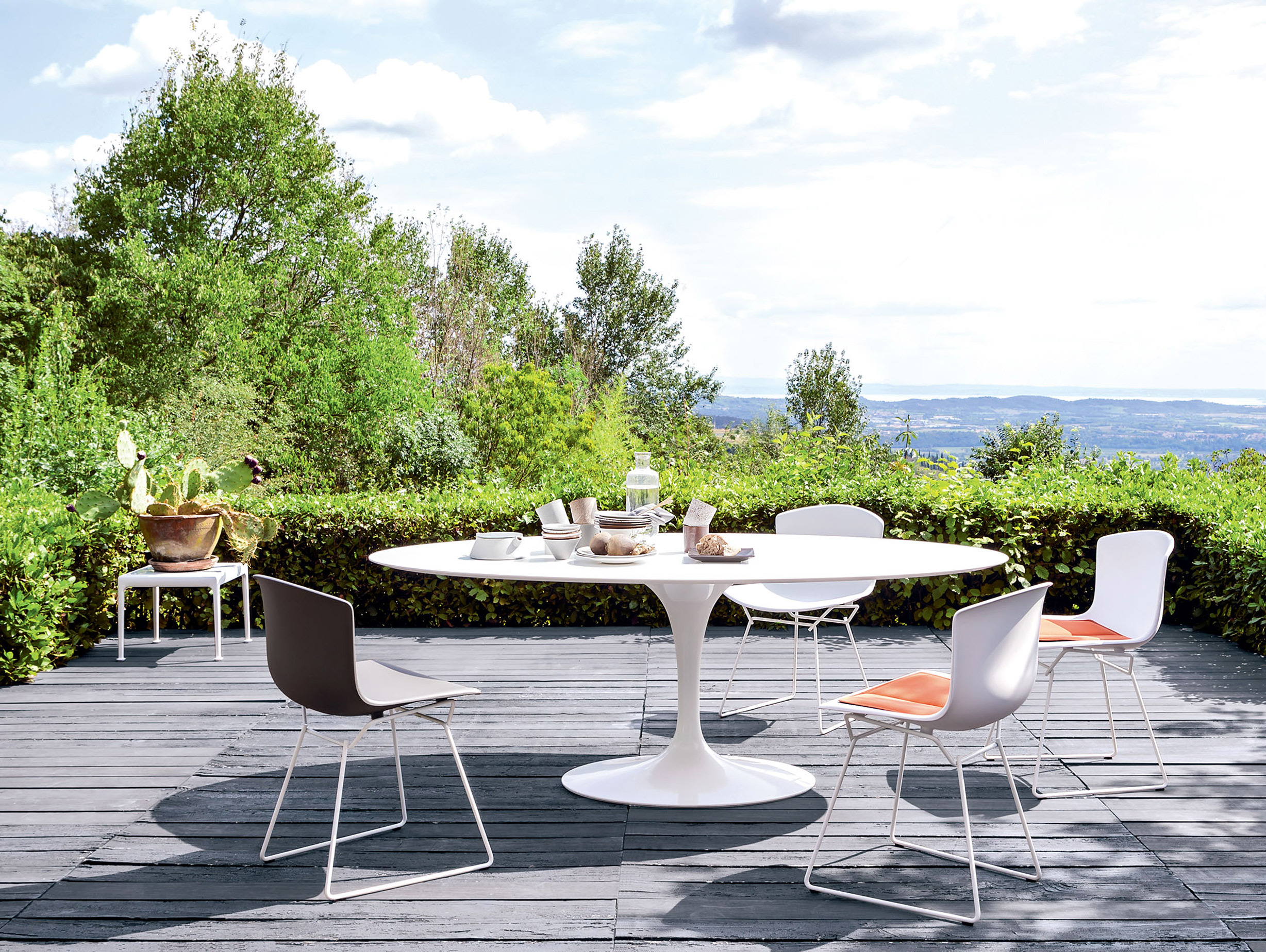 Knoll eero saarinen round dining table lifestyle5