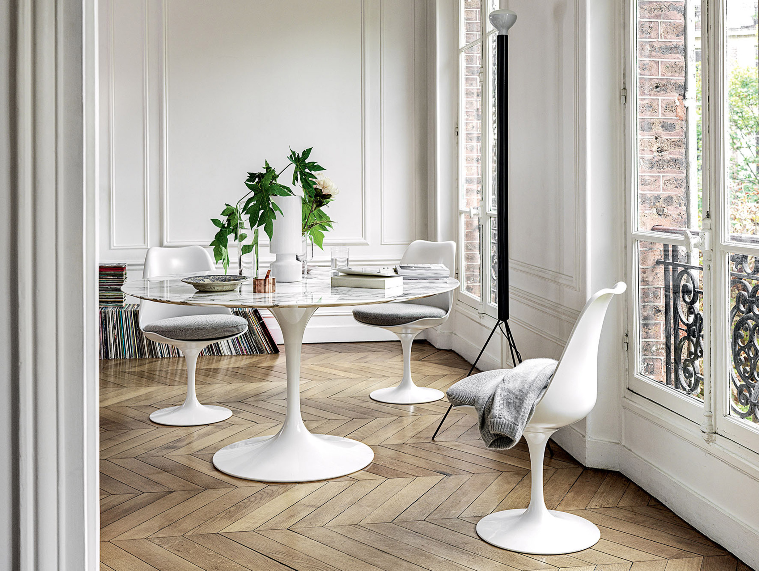 Knoll eero saarinen tulip chair lifestyle