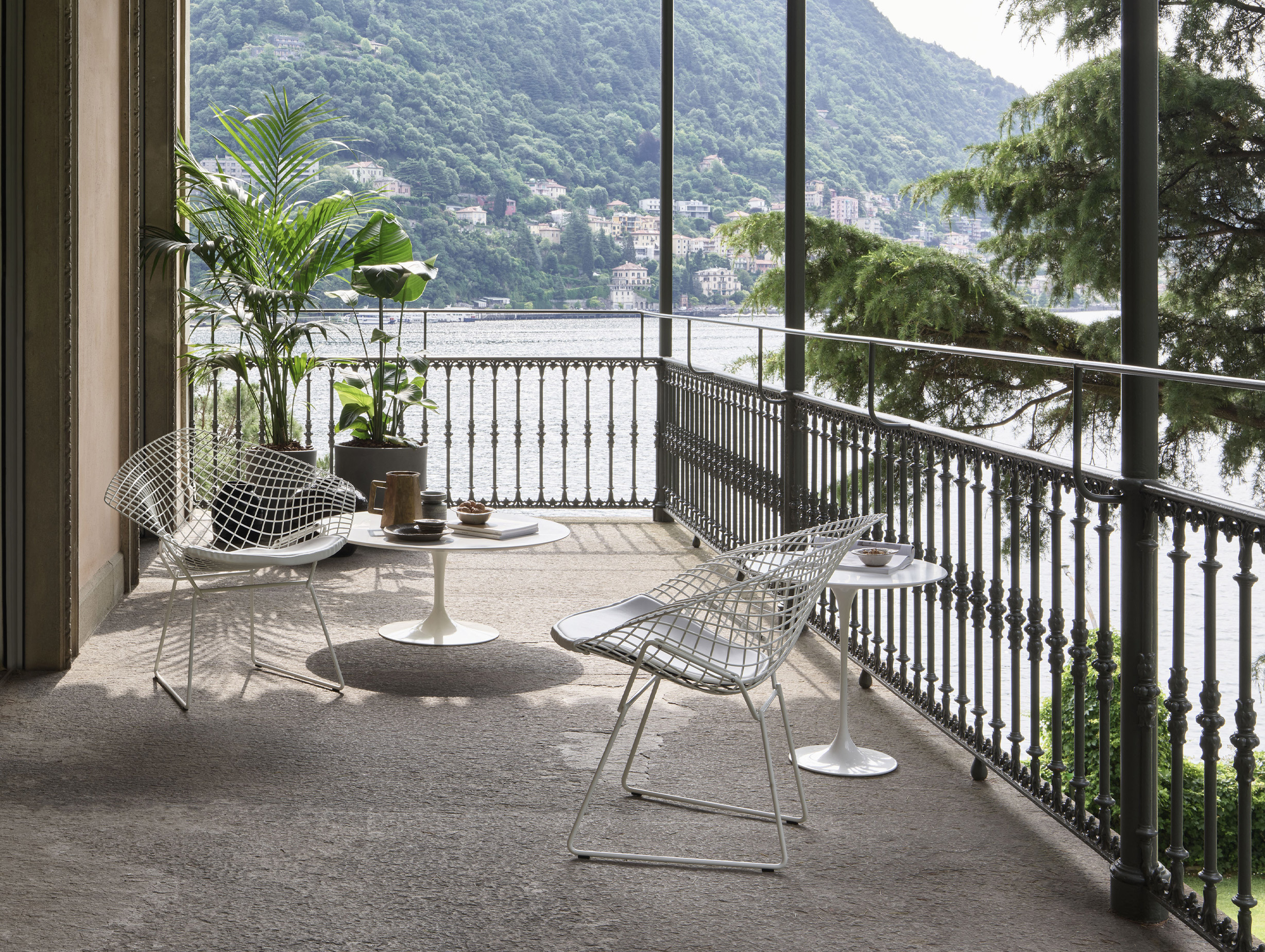 Knoll harry bertoia bertoia diammond chair lifestyle