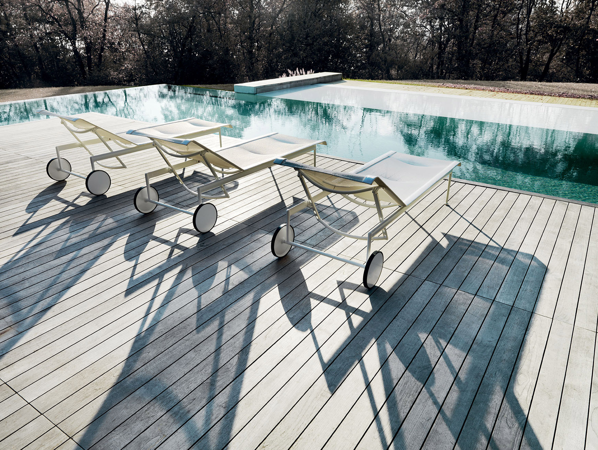 Knoll richard schultz 1966 outdoor chaise lounge lifestyle