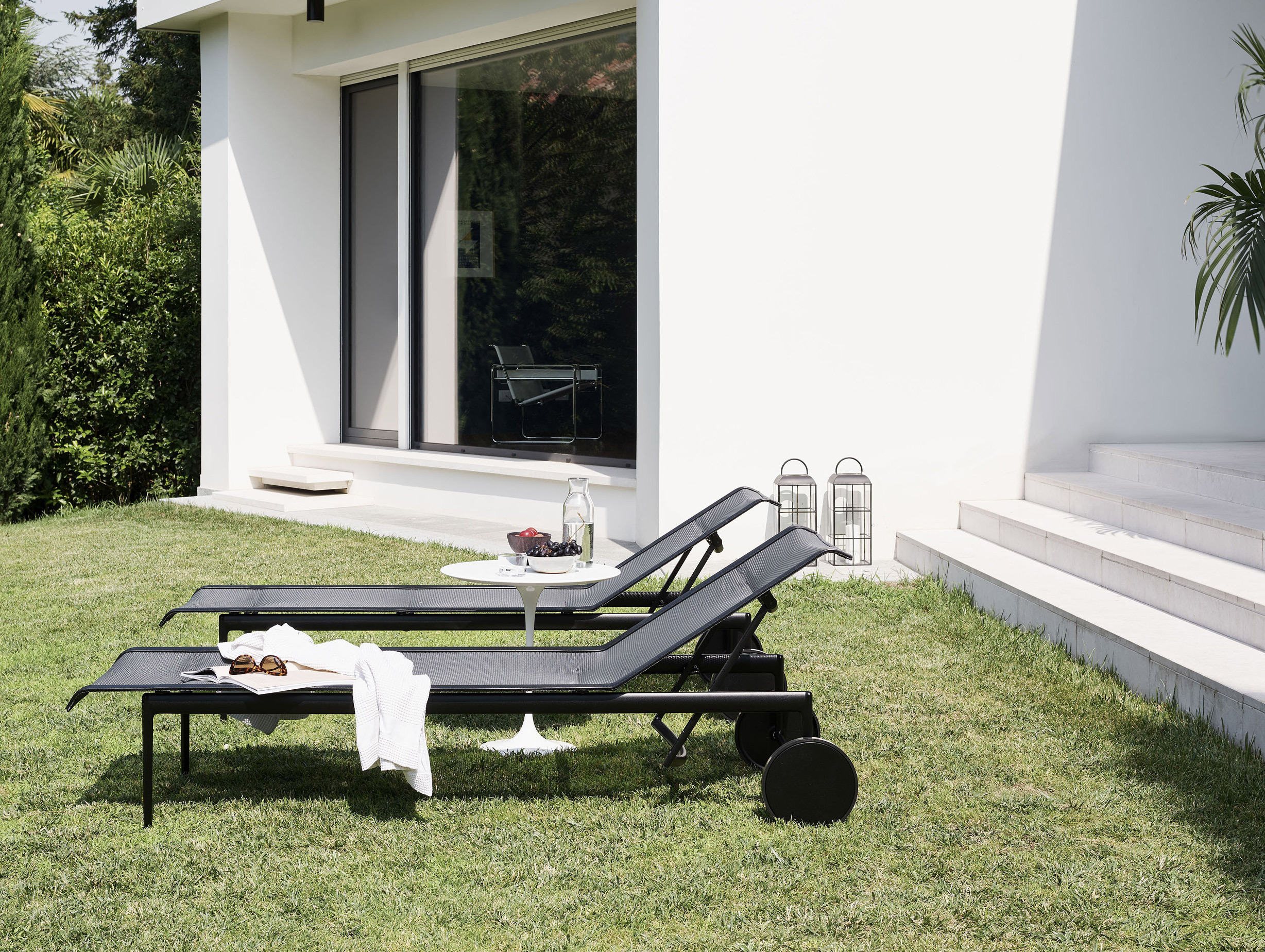 Knoll richard schultz 1966 outdoor chaise lounge lifestyle2