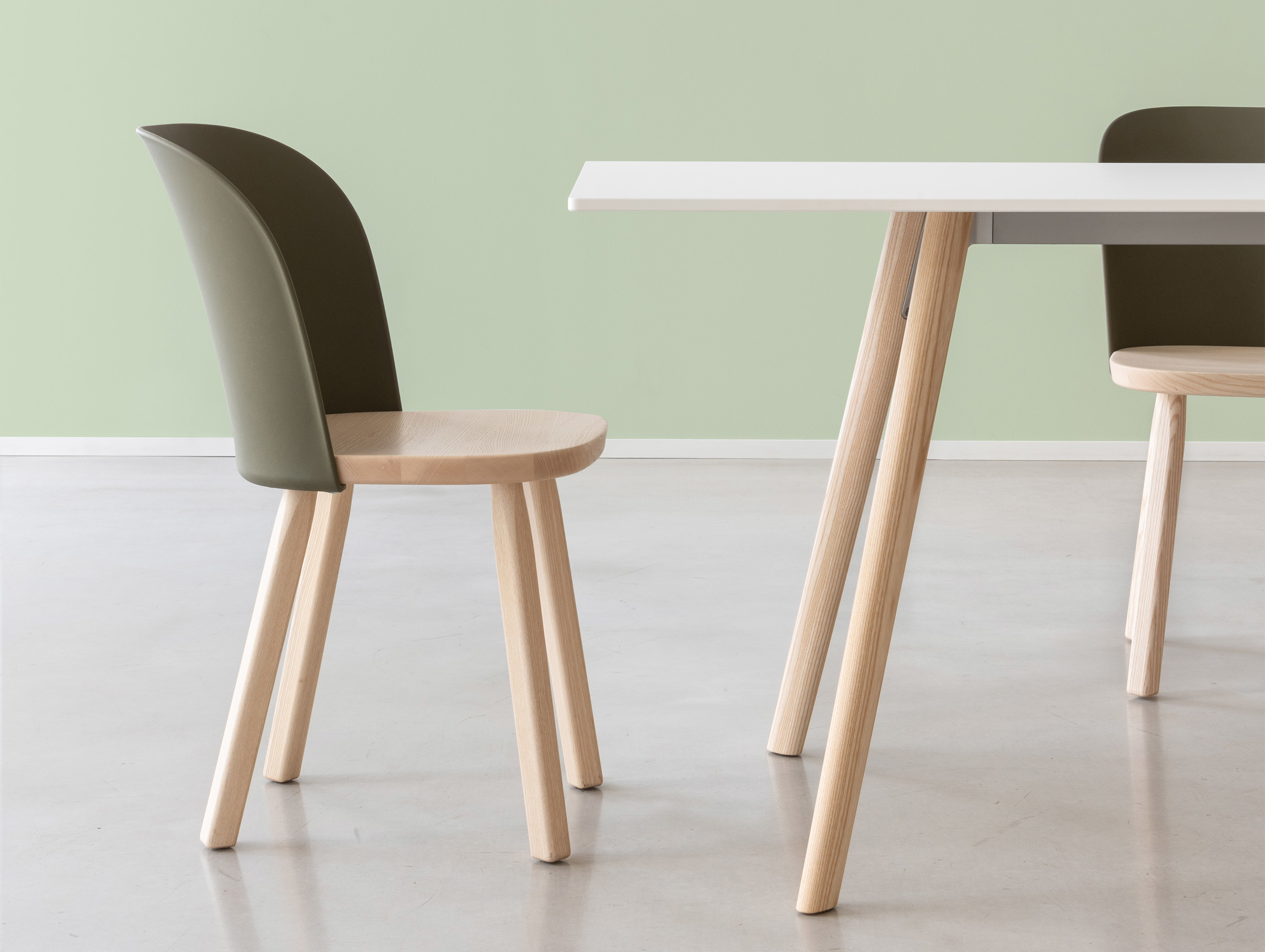 Magis edward barber jay osgerby alpina chair lifestyle 2