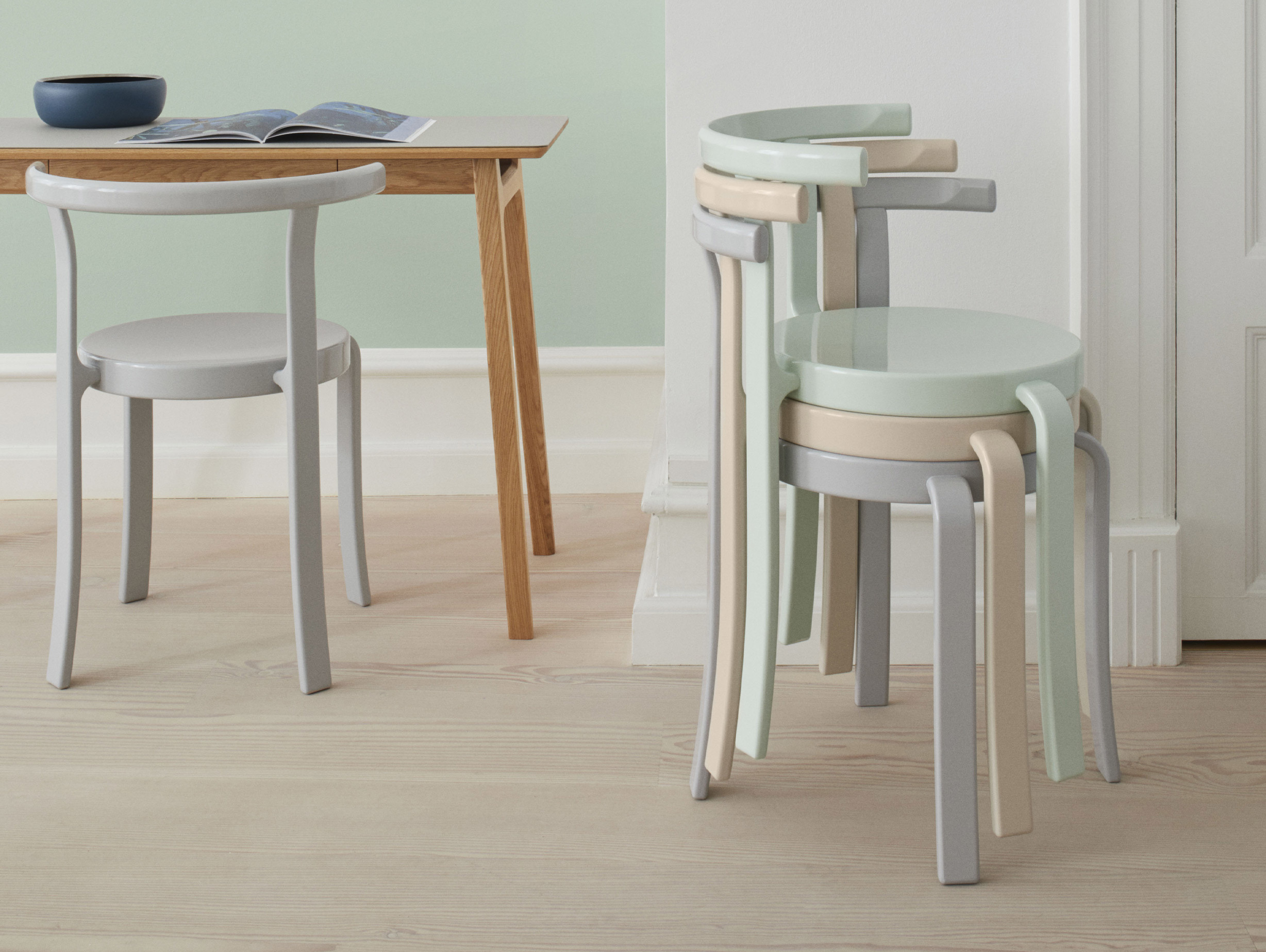 Magnus olesen rud thygesen johnny sorensen 8000 series chair lifestyle2