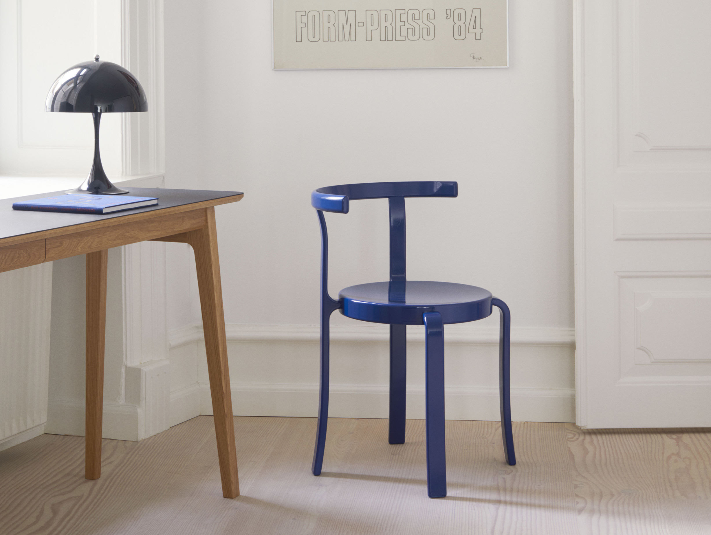 Magnus olesen rud thygesen johnny sorensen 8000 series chair lifestyle4