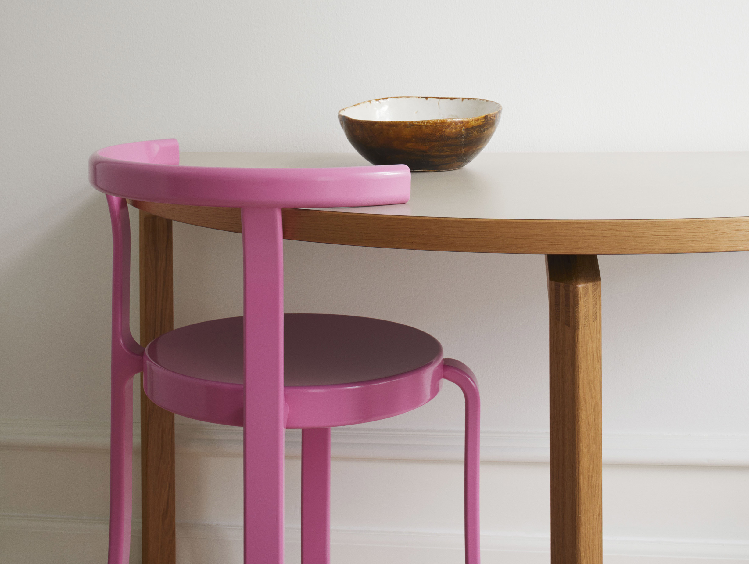 Magnus olesen rud thygesen johnny sorensen 8000 series chair lifestyle5