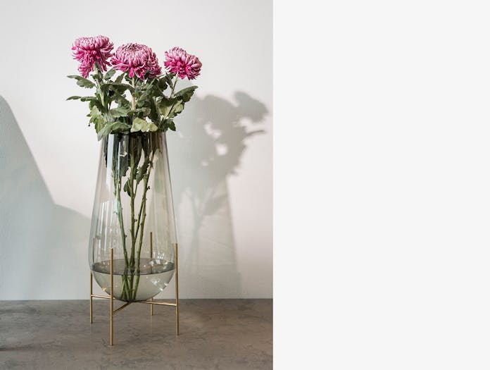 Menu Echasse Vase Chrysanths Theresa Rand