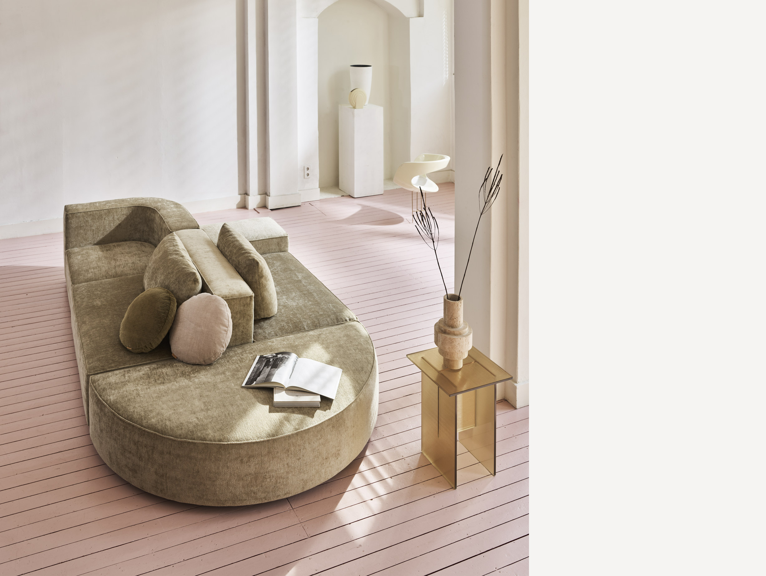 Montis domino curve sofa lifestyle2