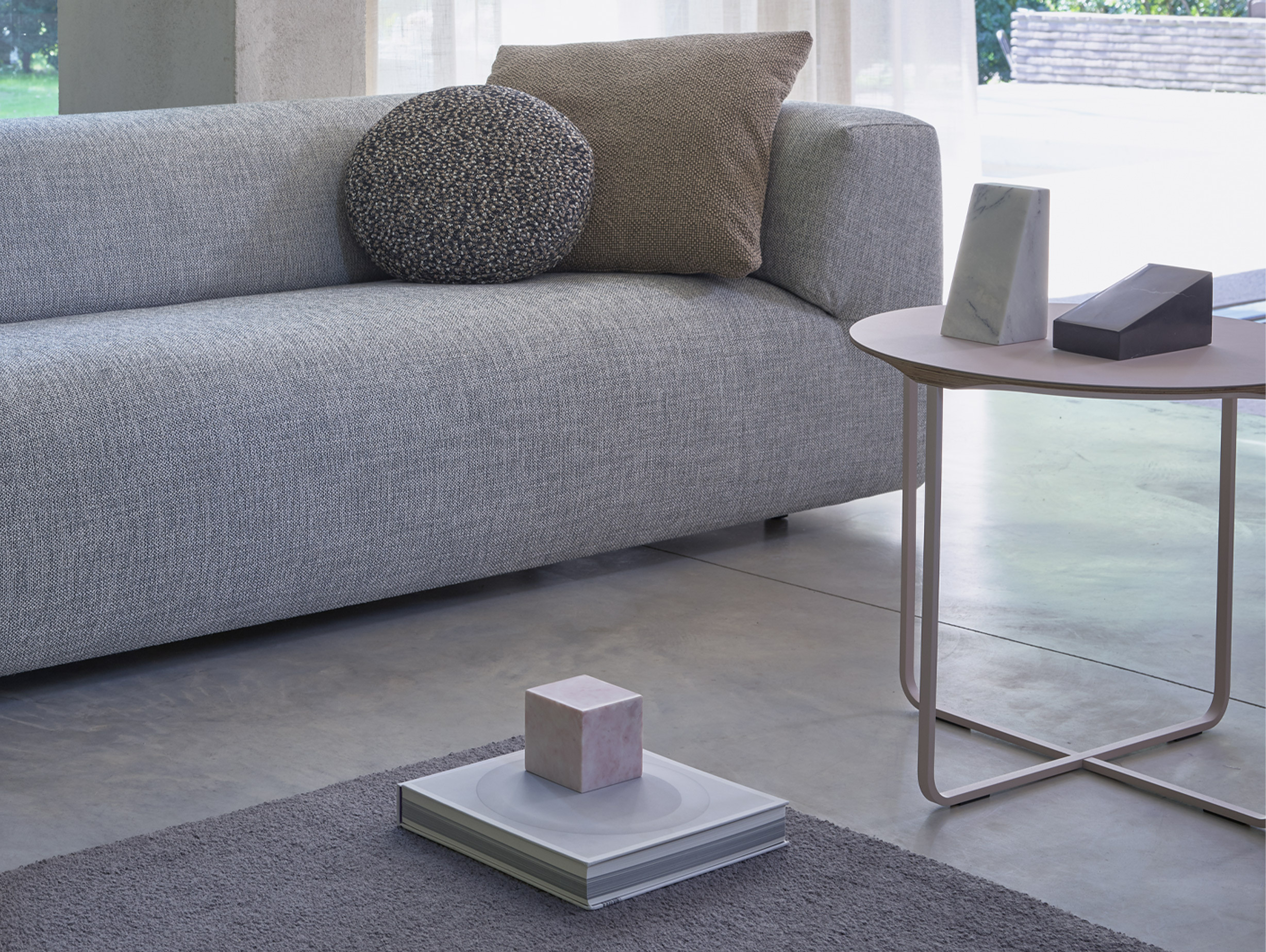 Montis flint lino coffee table lifestyle5