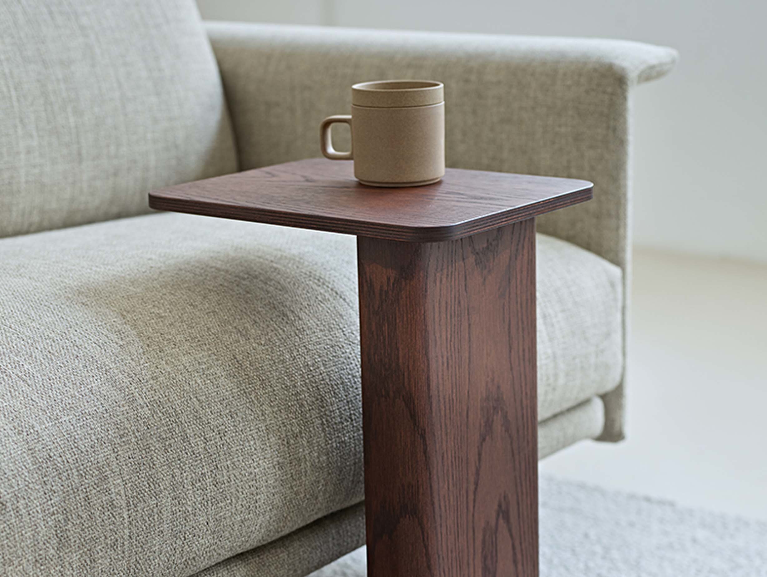 Montis otis side table chesnutoak lifestyle