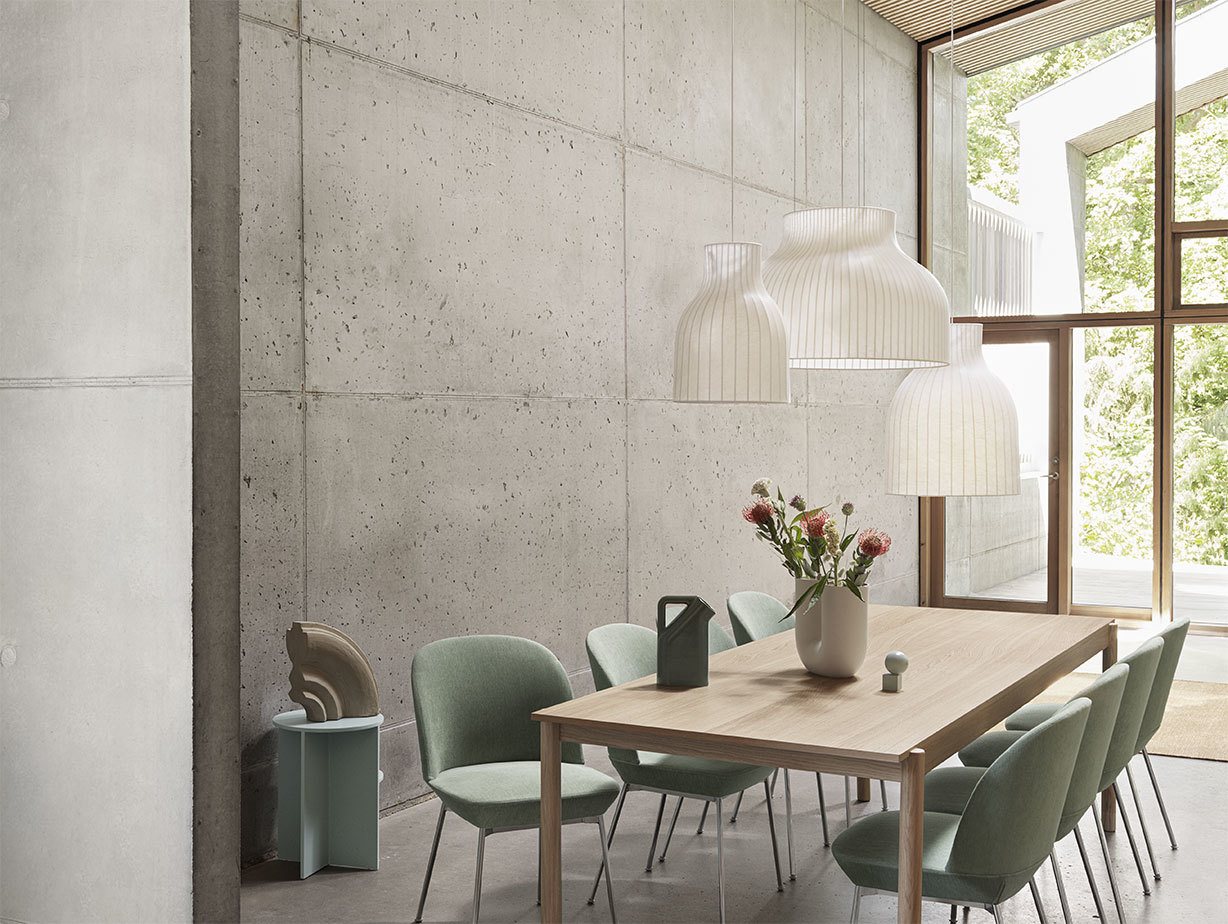 Muuto linear wood oak table oslo side chair still 941 chrome strand pendant lamp halves table
