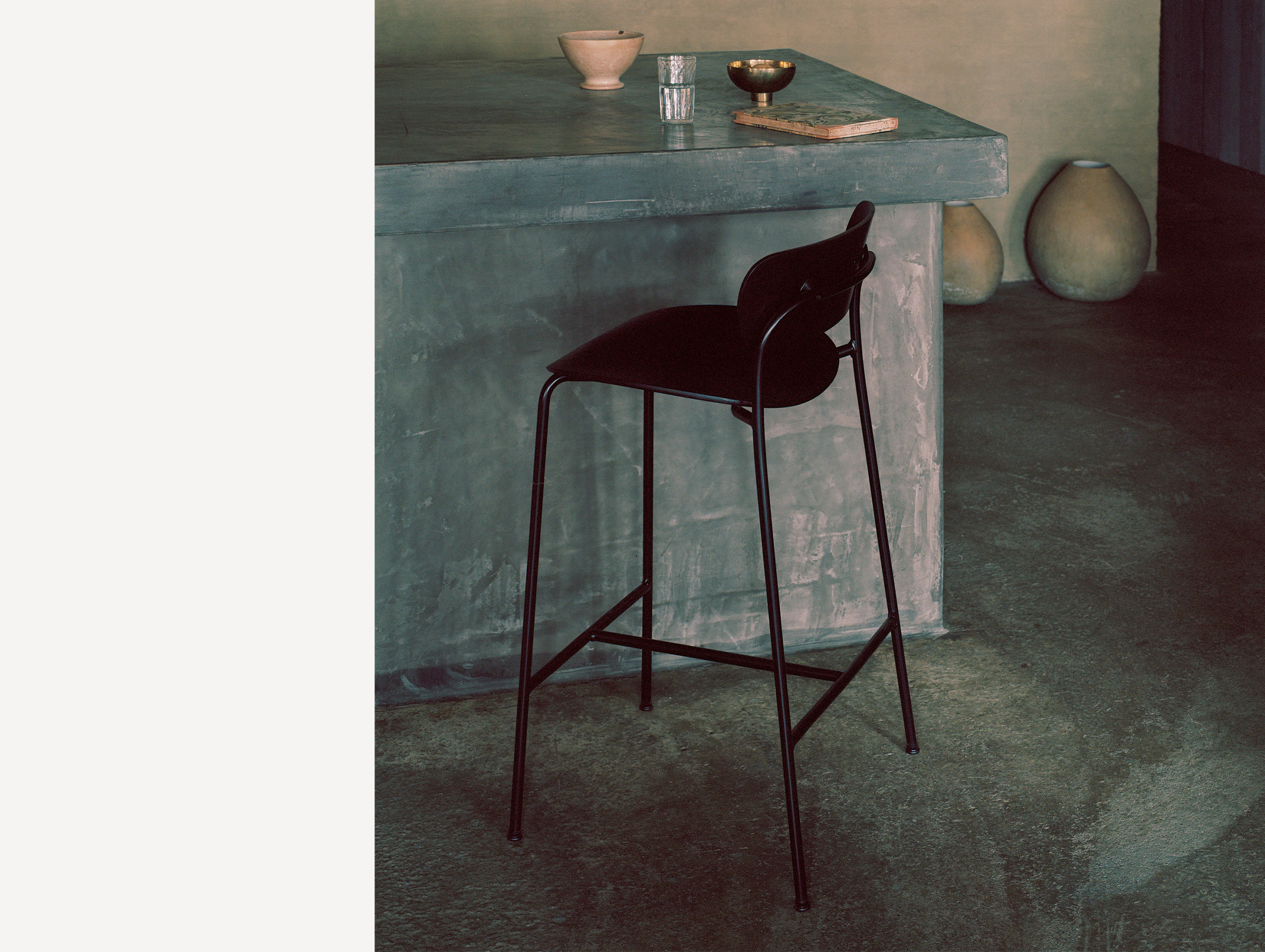 And Tradition Pavilion counter Stool av7 black Anderssen Voll lifestyle