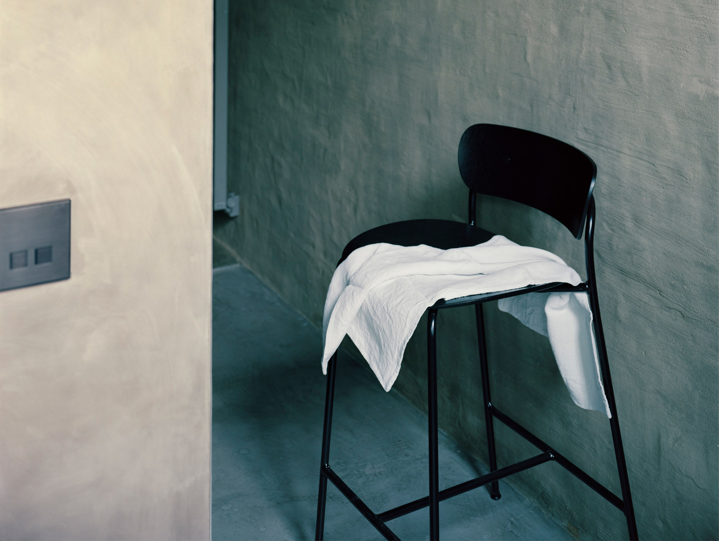 And Tradition Pavilion counter Stool av7 black Anderssen Voll lifestyle2