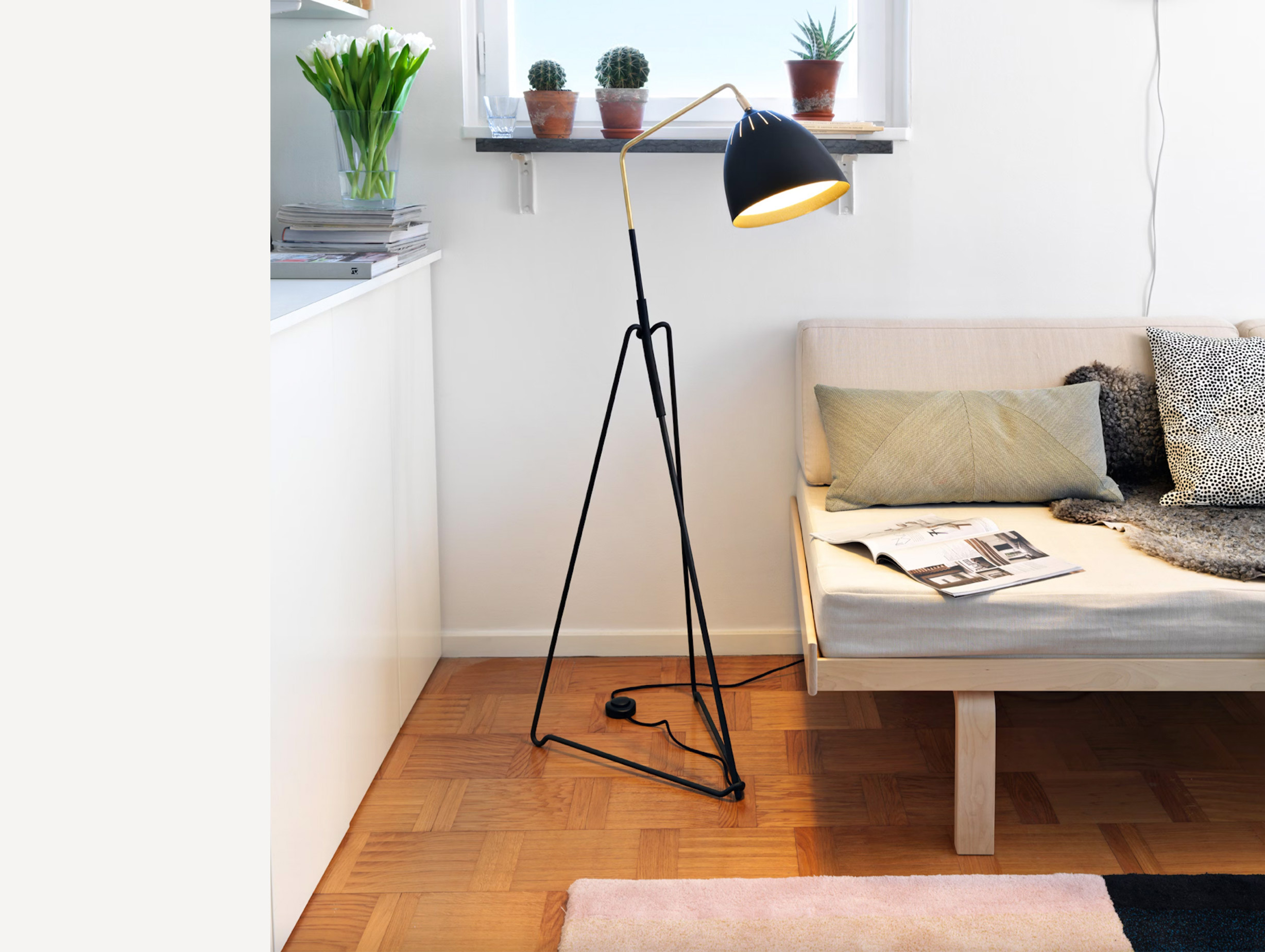 Orsjo jenny back lean floor lamp black brass lifestyle1