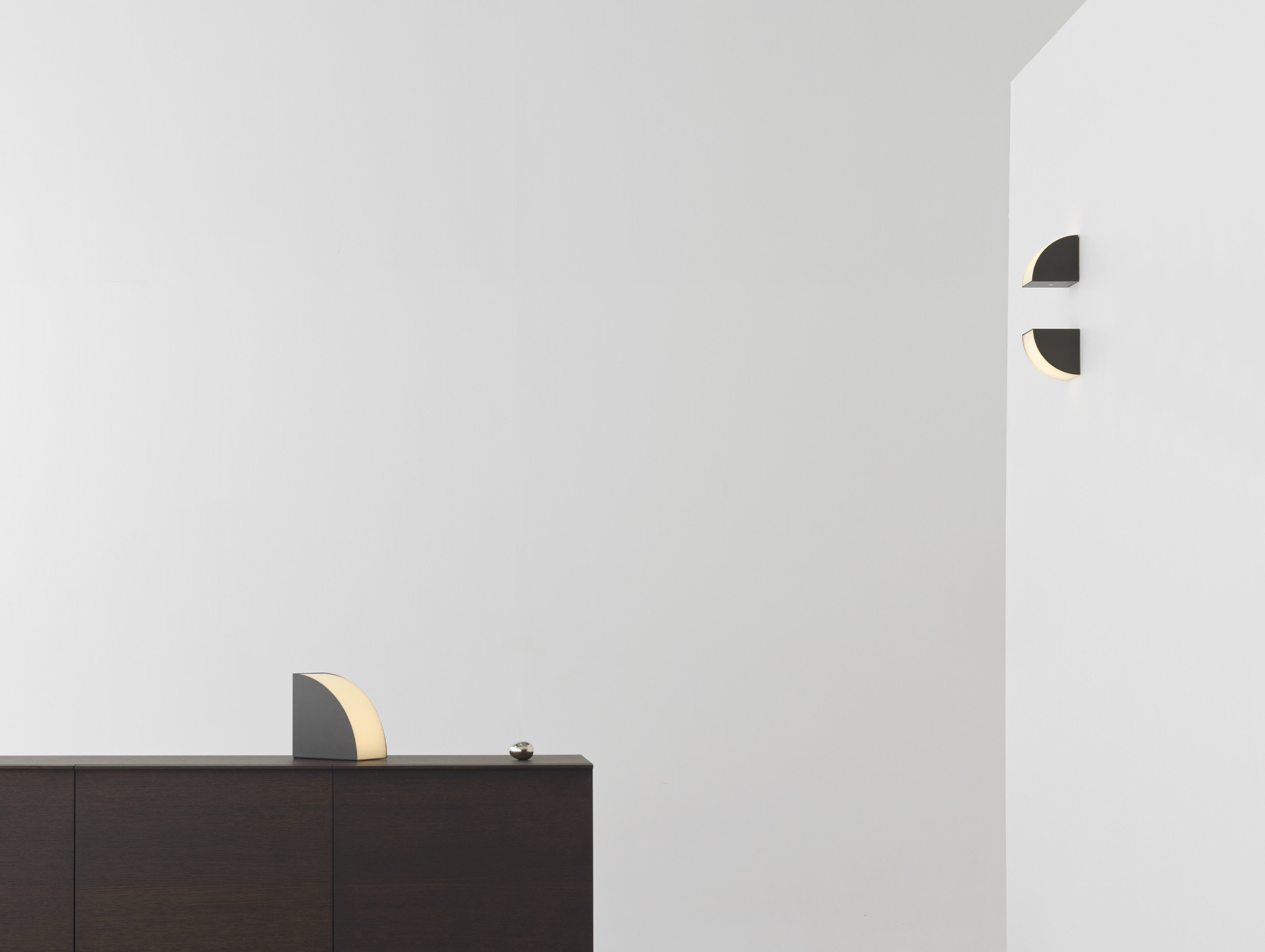 Resident estudios persona phase wall light lifestyle2