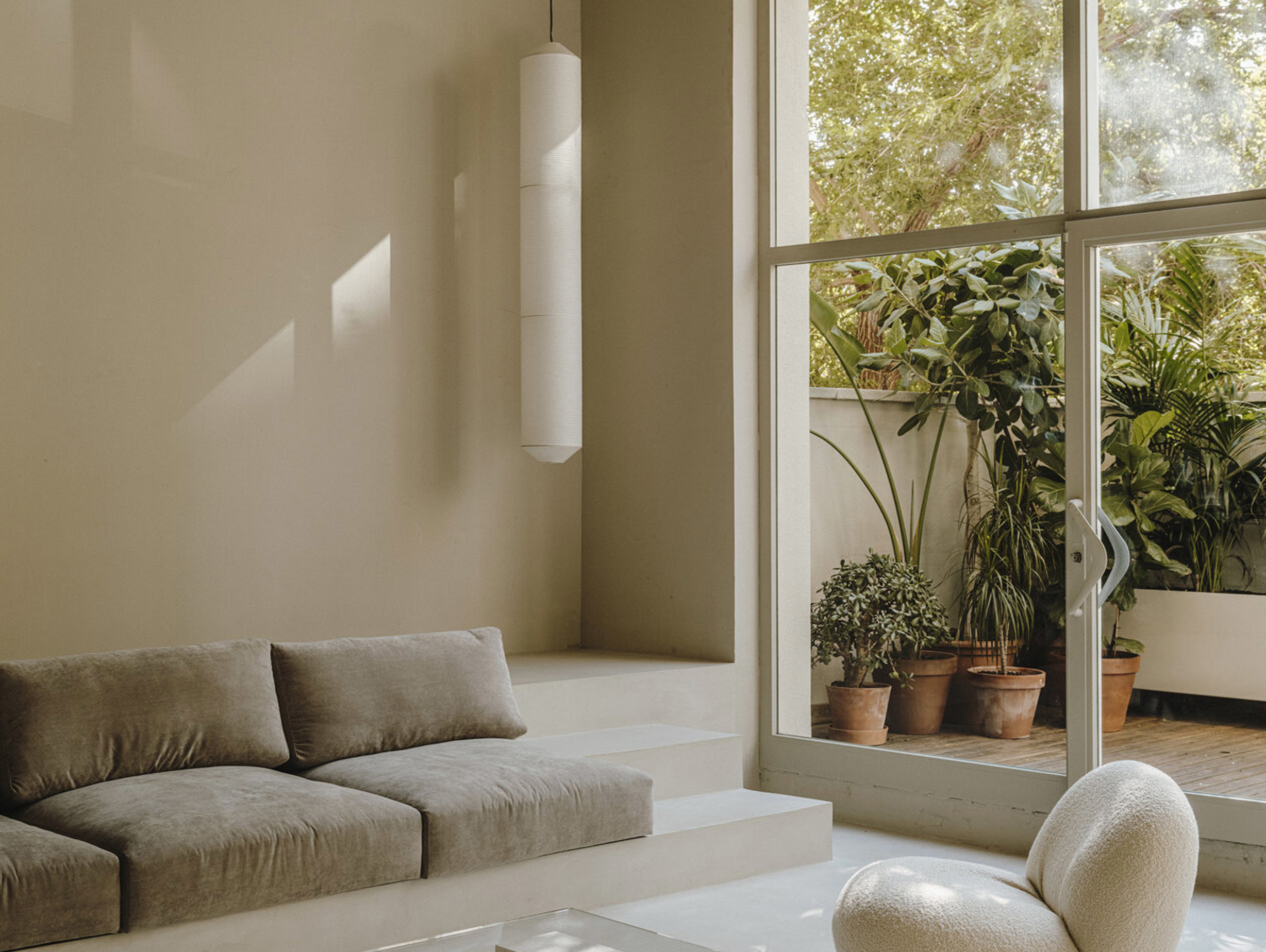 Santa cole anthony dickens tekio vertical pendant light lifestyle4