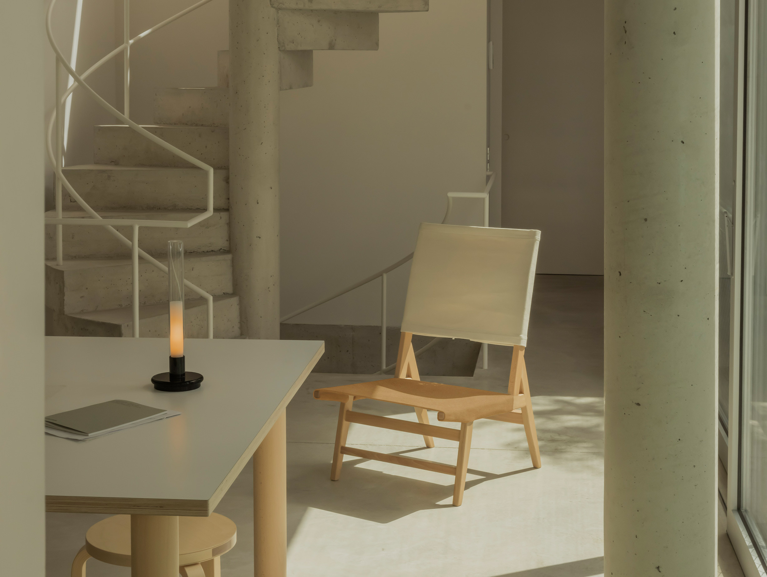 Santa cole sylvestrina portable table lamp enric soria jordi garces lifestyle5