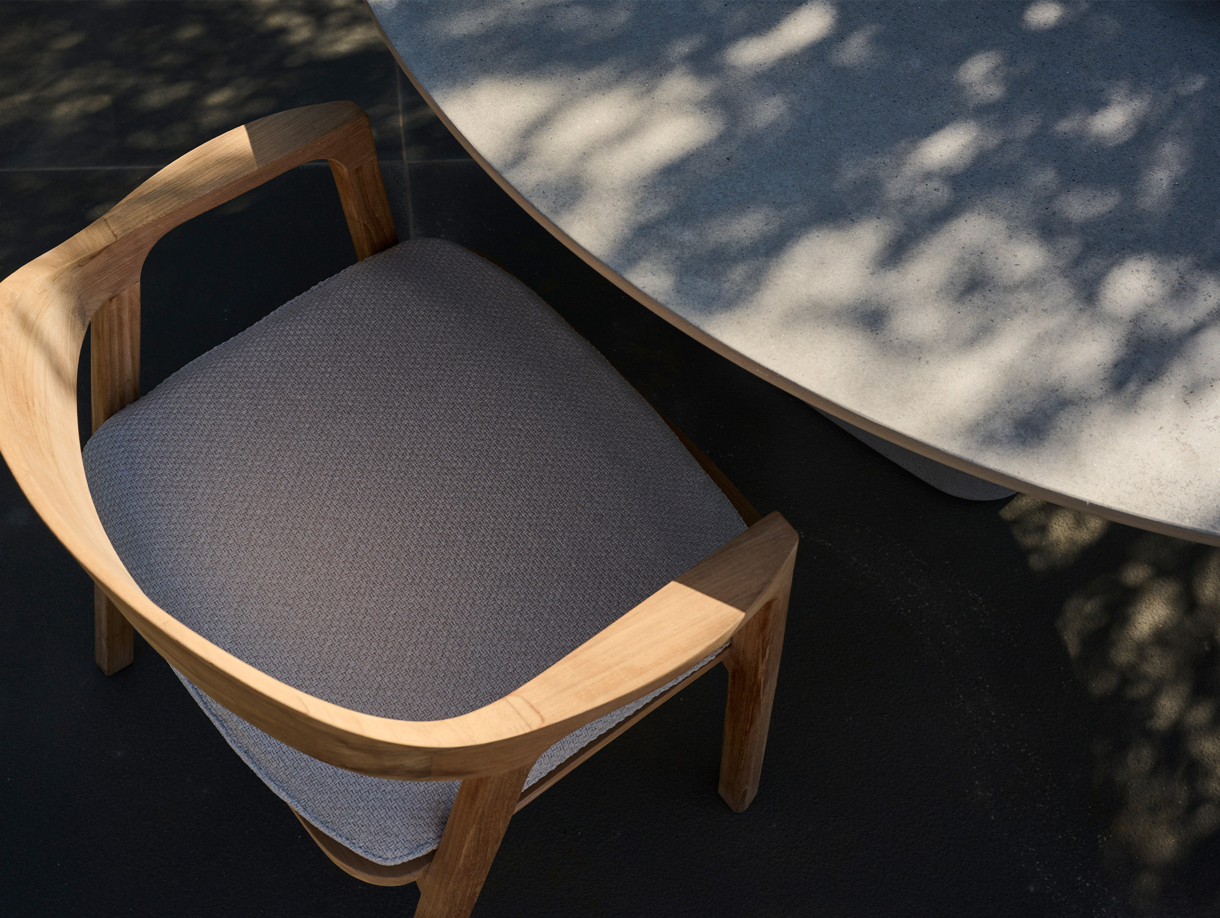 Tribu monica armani tao outdoor dining table lifestyle3