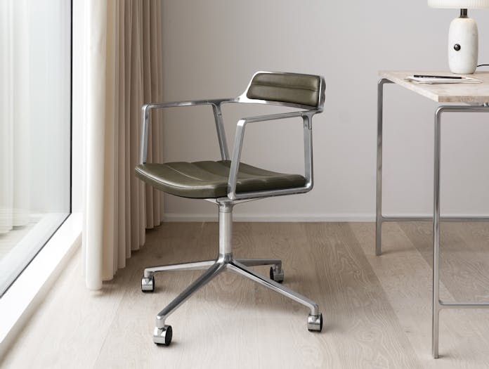 Vipp 452 swivel chair polished aluminium leather castors lifestyle jpgvipp 452 swivel chair polished aluminium leather castors lifestyle4