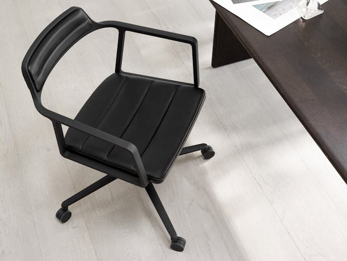 Vipp 452 swivel chair polished aluminium leather castors lifestyle10