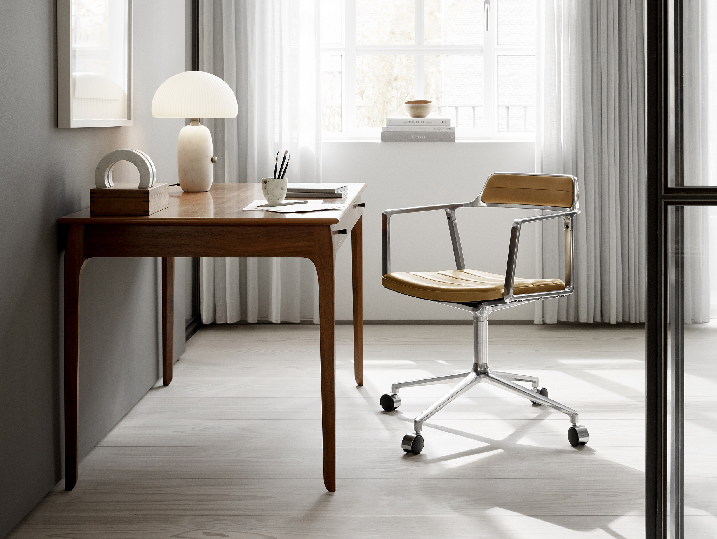 Vipp 452 swivel chair polished aluminium leather castors lifestyle3