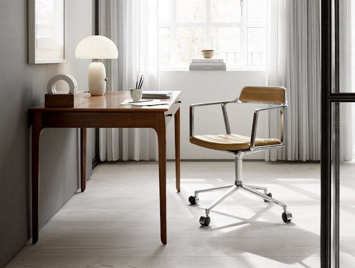 Vipp 452 swivel chair polished aluminium leather castors lifestyle3