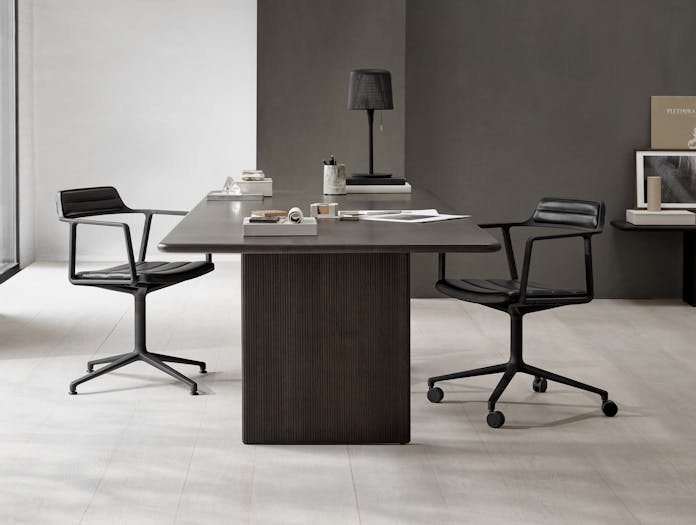 Vipp 452 swivel chair polished aluminium leather castors lifestyle9
