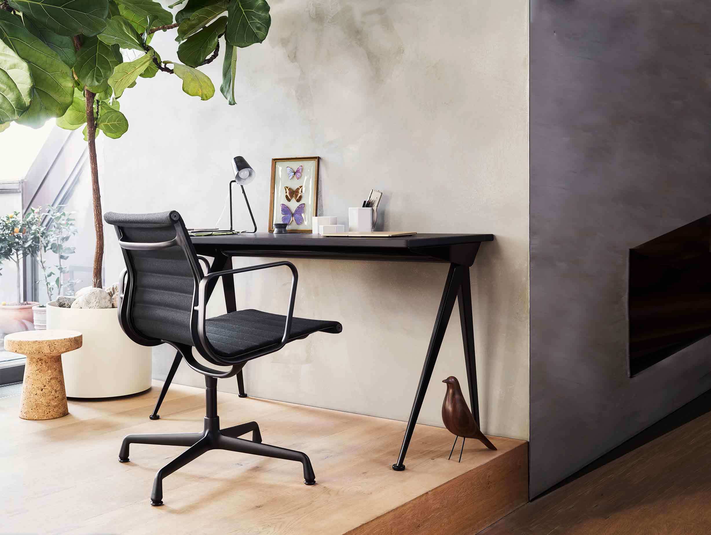 EA108 Eames Aluminium Group Chair Situ 2