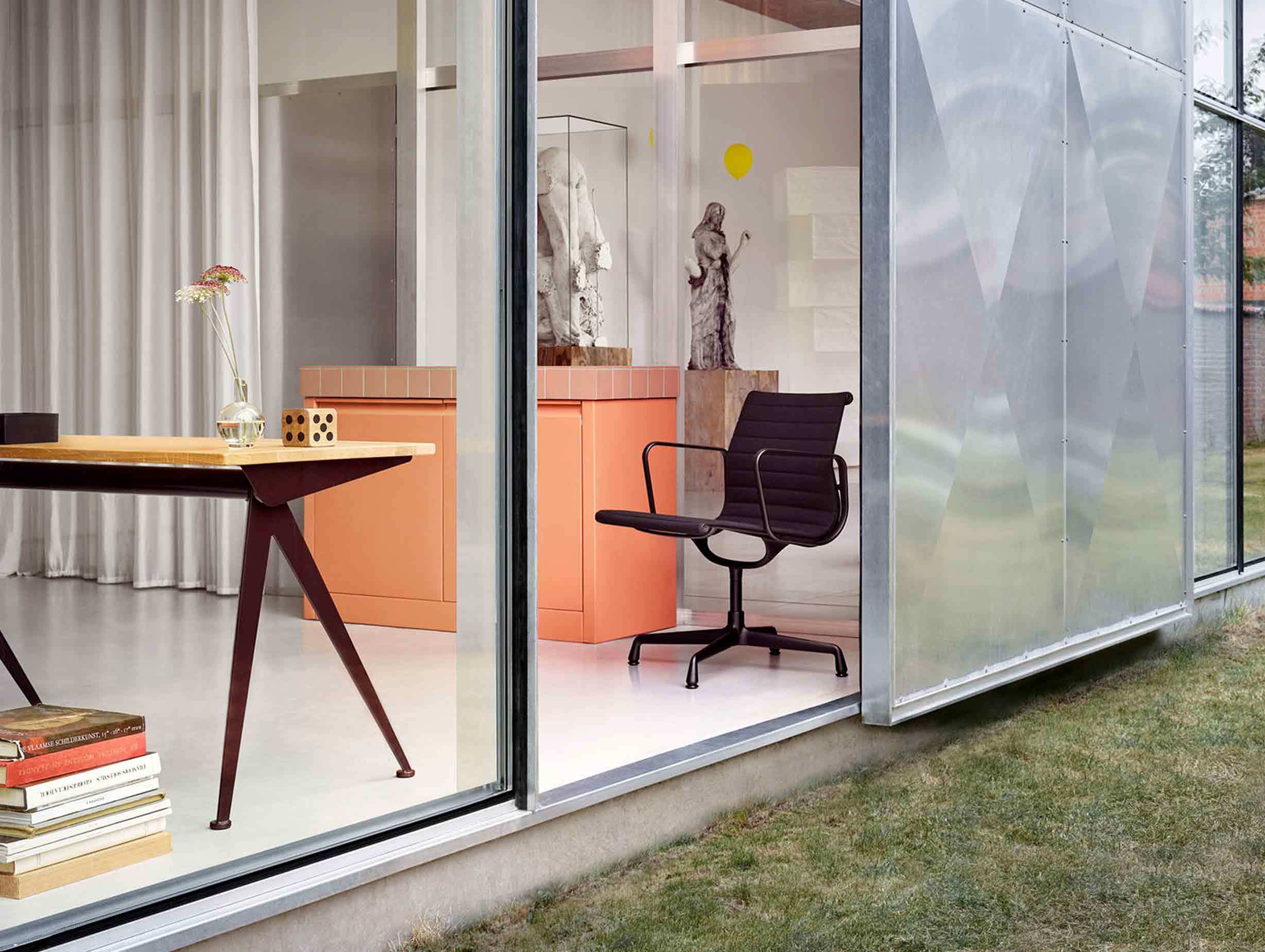 EA108 Eames Aluminium Group Chair Situ