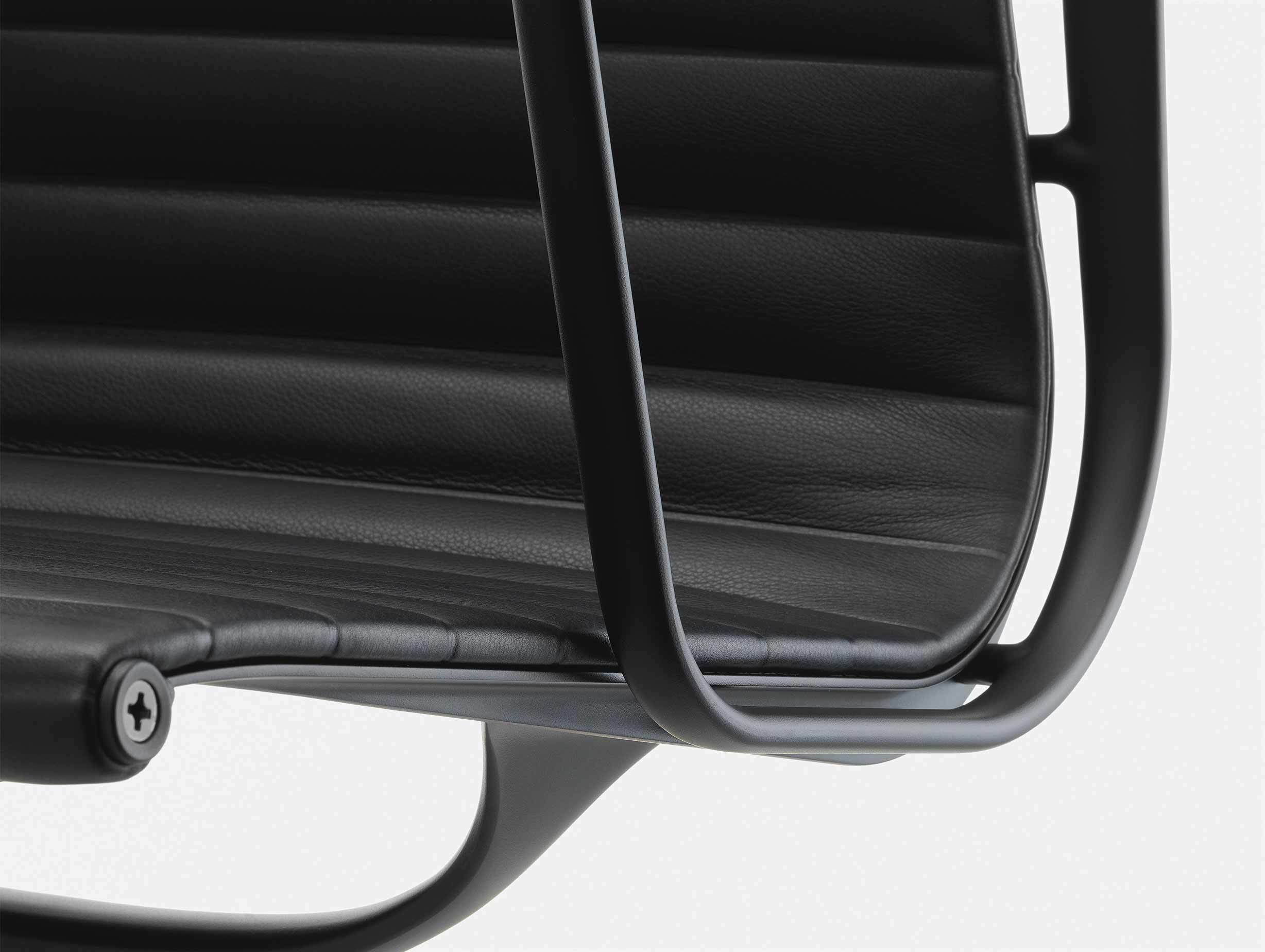 Vitra EA 108 Eames Aluminium Group Chair Blk Leather C Lose UP