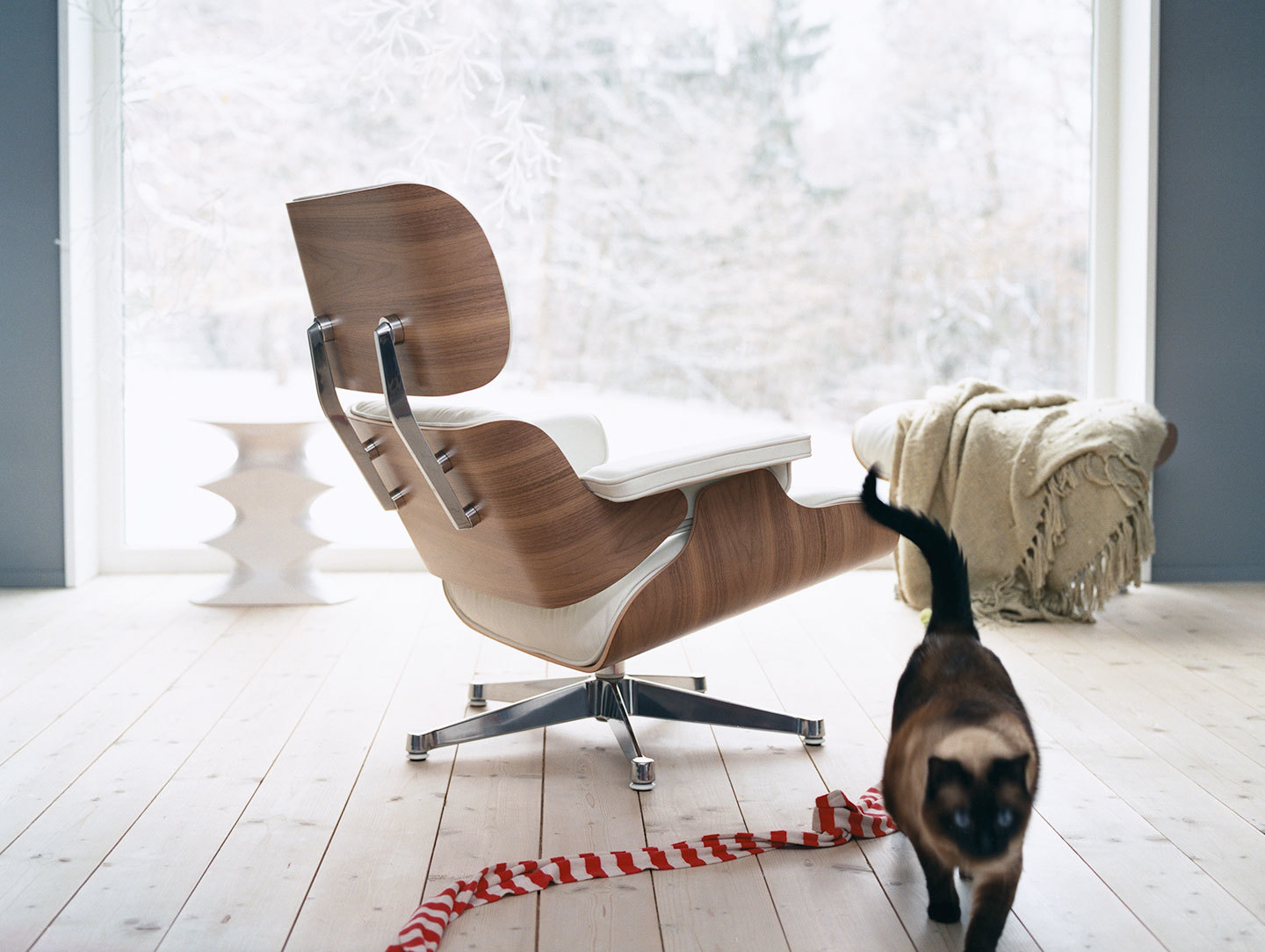 Vitra Eames Lounge Chair Ottoman Walnut White Charles And Ray Eames