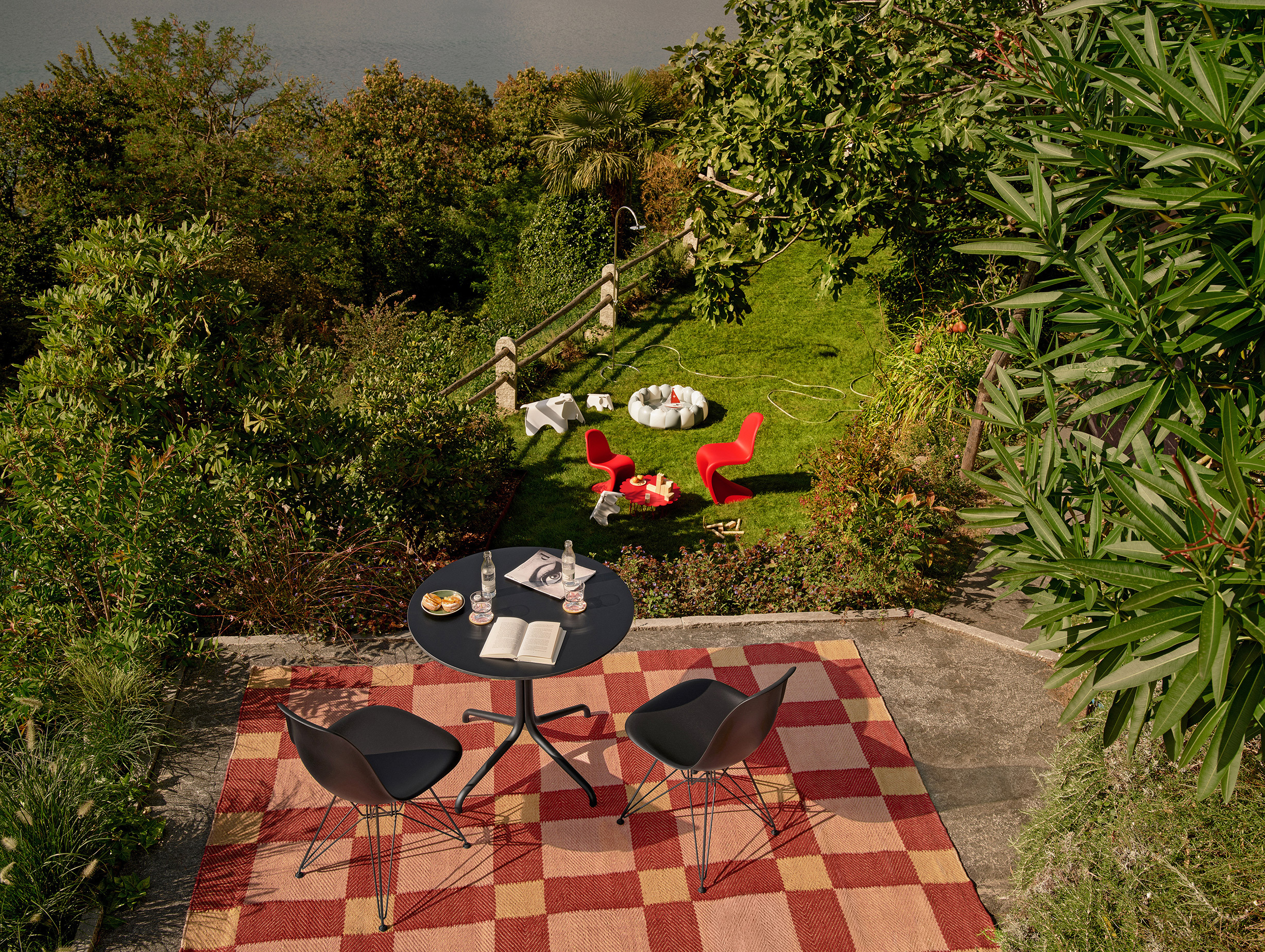 Vitra bouroullec belleville table round lifestyle 10