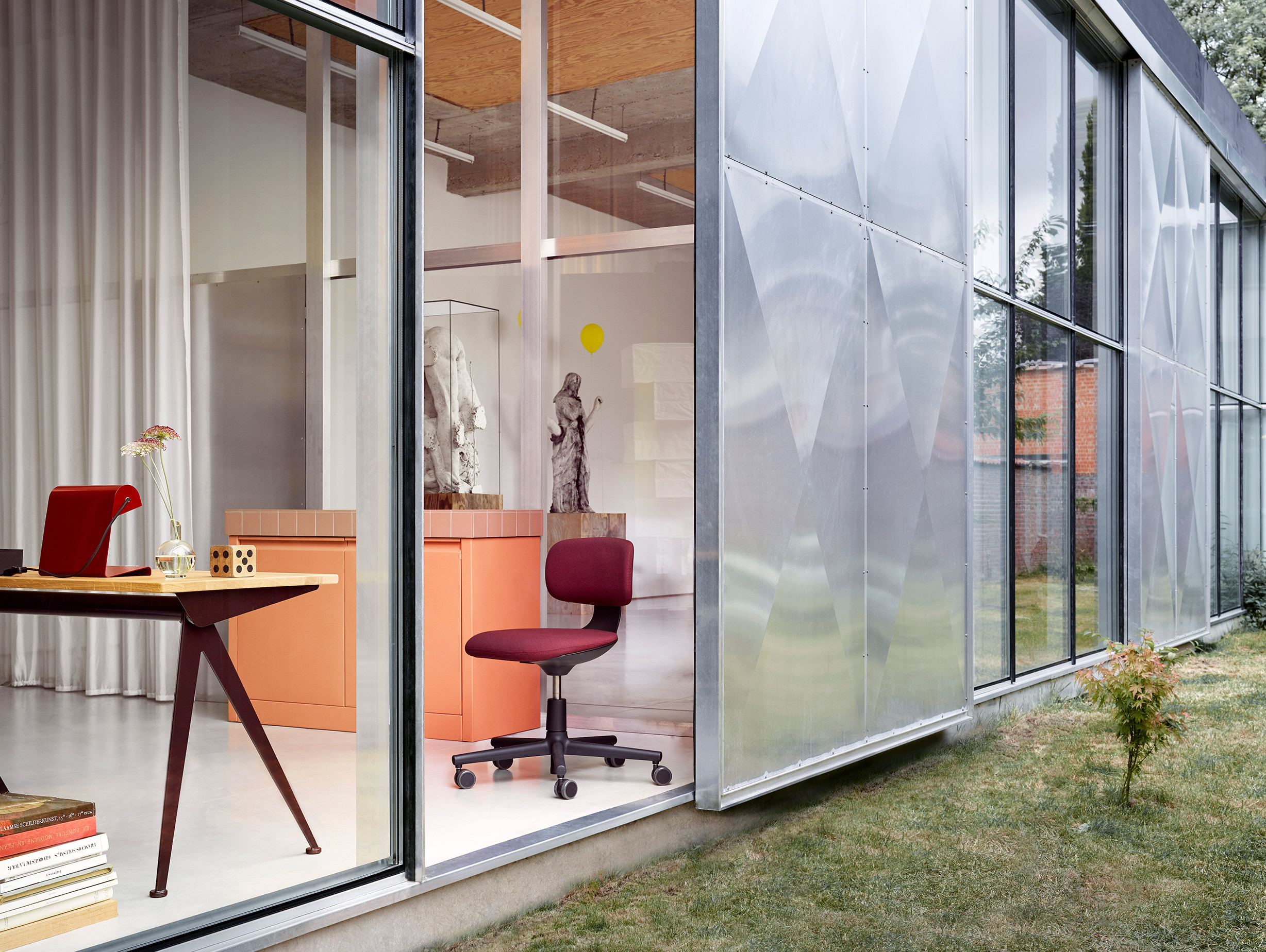 Vitra konstantin grcic rookie chair lifestyle 10